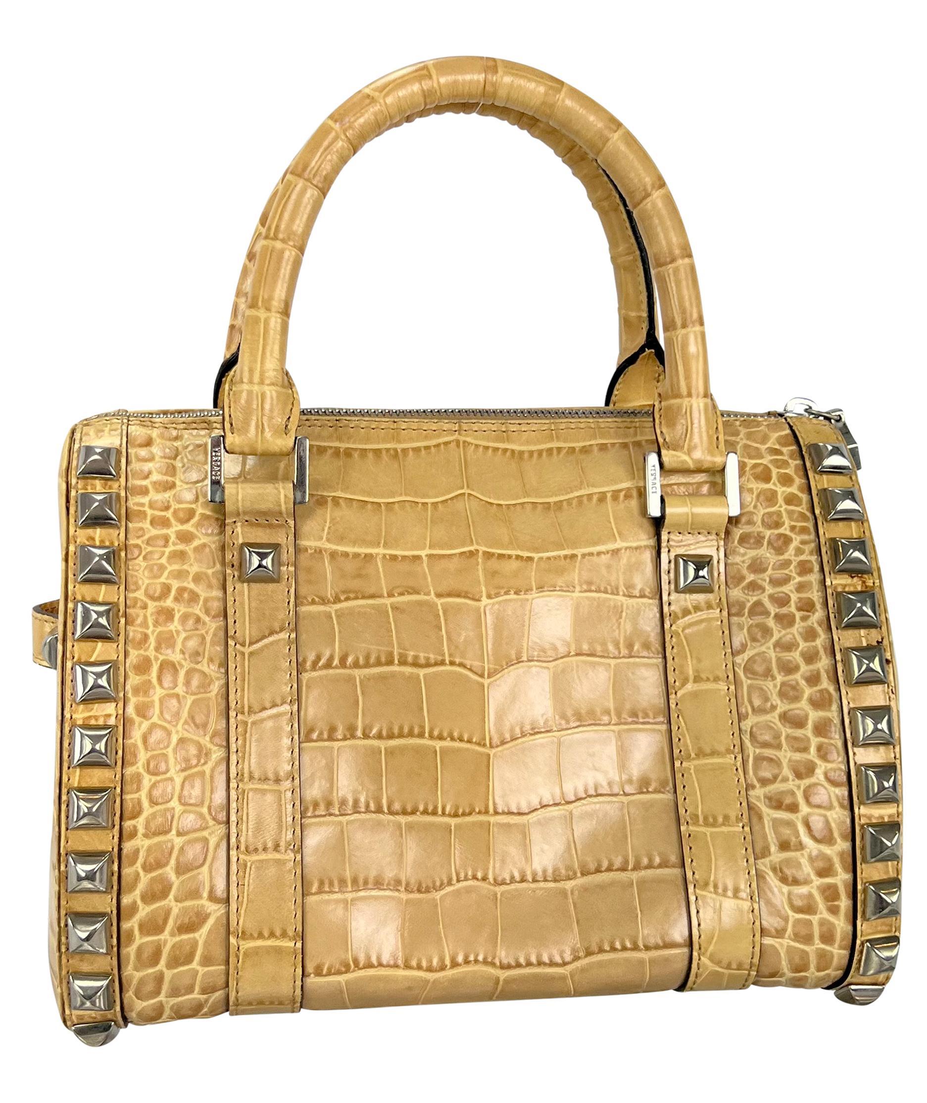 Petit sac fourre-tout Versace by Donatella clouté en cuir embossé brun clair clair, A/H 2004 en vente 2
