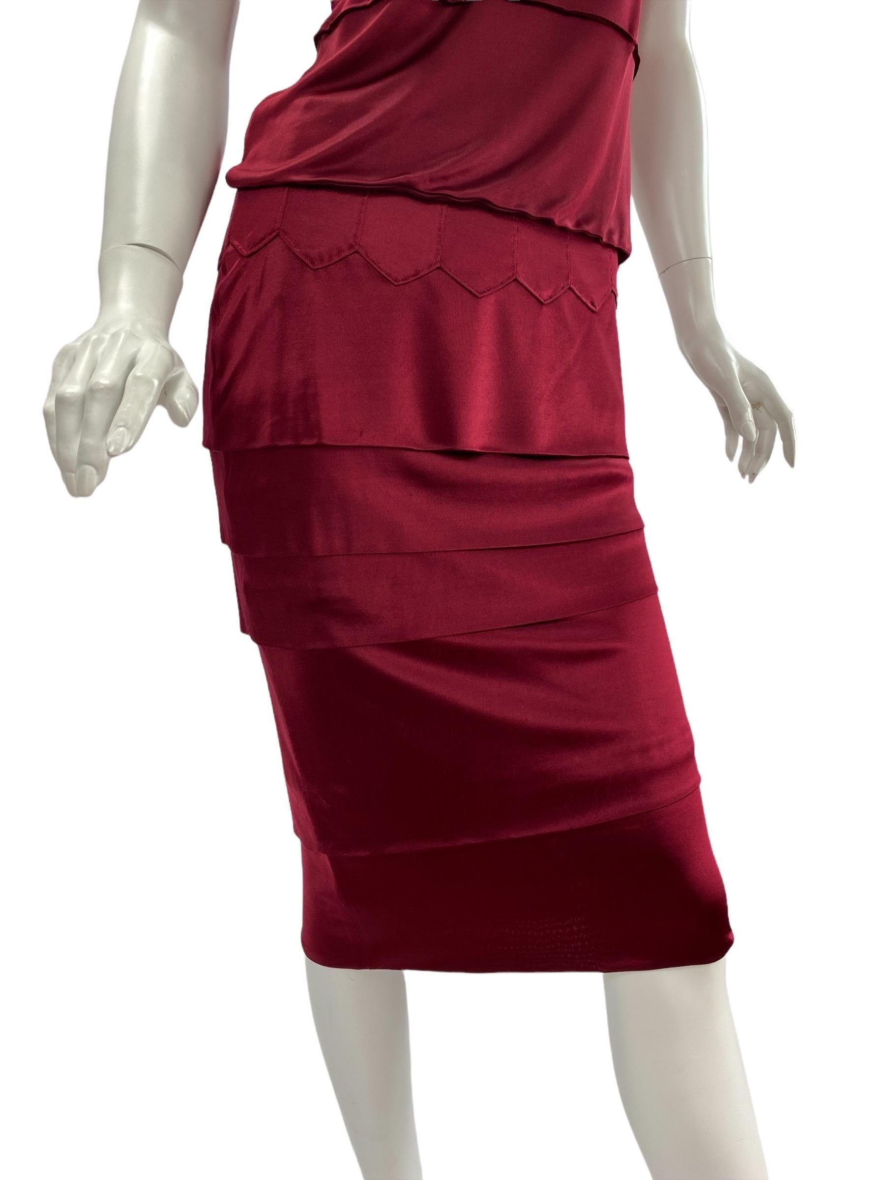 F/W 2004 Vintage Tom Ford für YSL Burgunderroter Jersey-Rockanzug Größe S im Zustand „Hervorragend“ im Angebot in Montgomery, TX