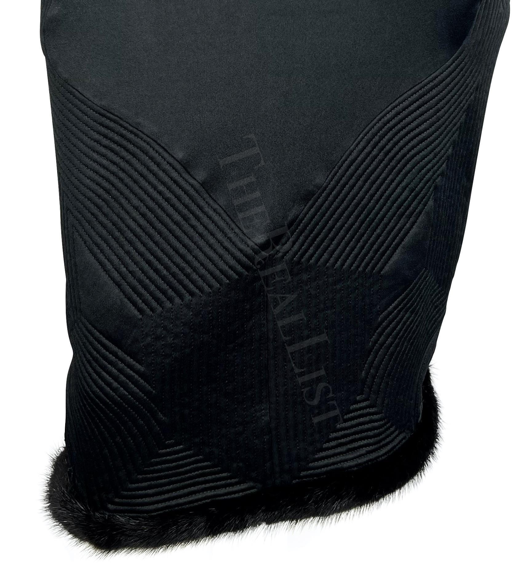 Noir Robe midi noire ornée de vison Yves Saint Laurent par Tom Ford, A/H 2004 en vente