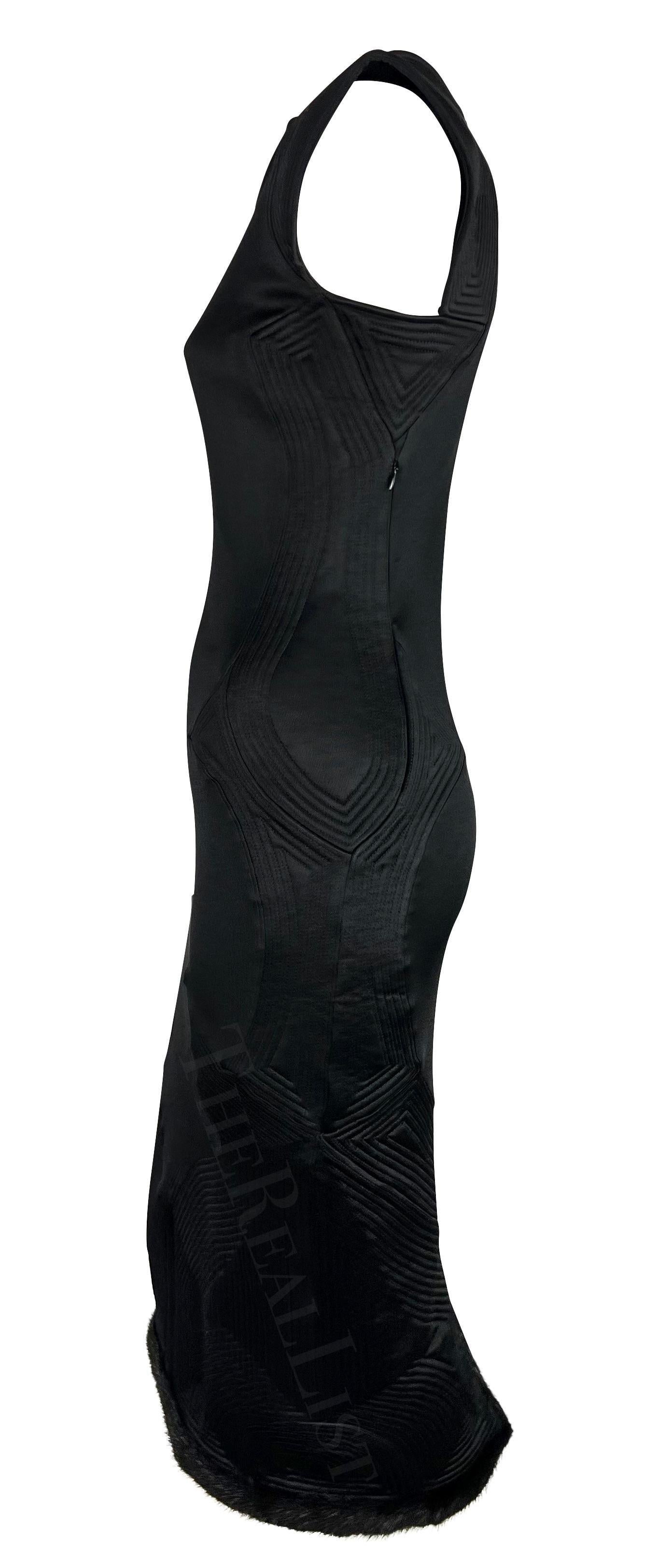 Robe midi noire ornée de vison Yves Saint Laurent par Tom Ford, A/H 2004 Pour femmes en vente