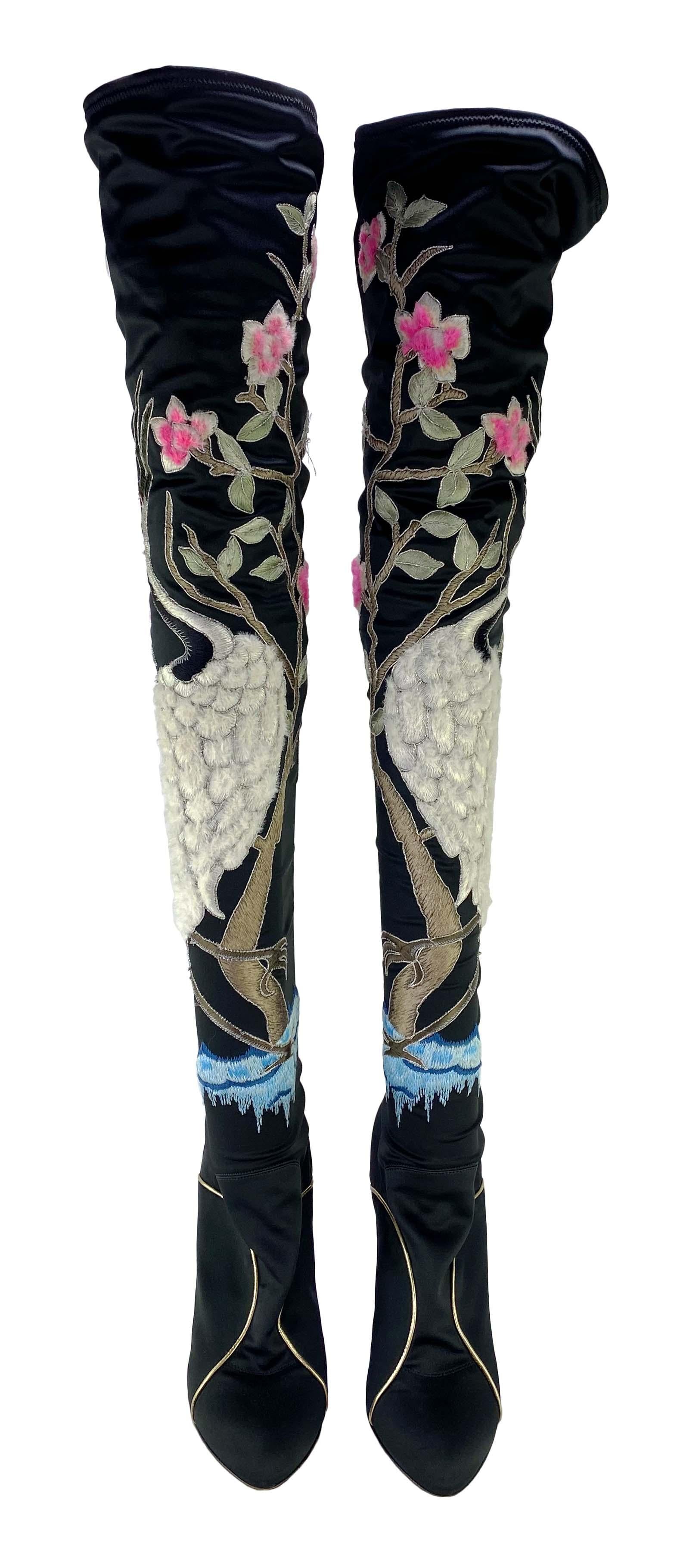 Präsentieren  ein Paar wunderschön bestickte Yves Saint Laurent Rive Gauche Keilstiefel, die einen chinesischen Kranich darstellen, entworfen von Tom Ford. Diese Stiefel sind Teil der Herbst/Winter-Kollektion 2004 und wurden erstmals auf dem