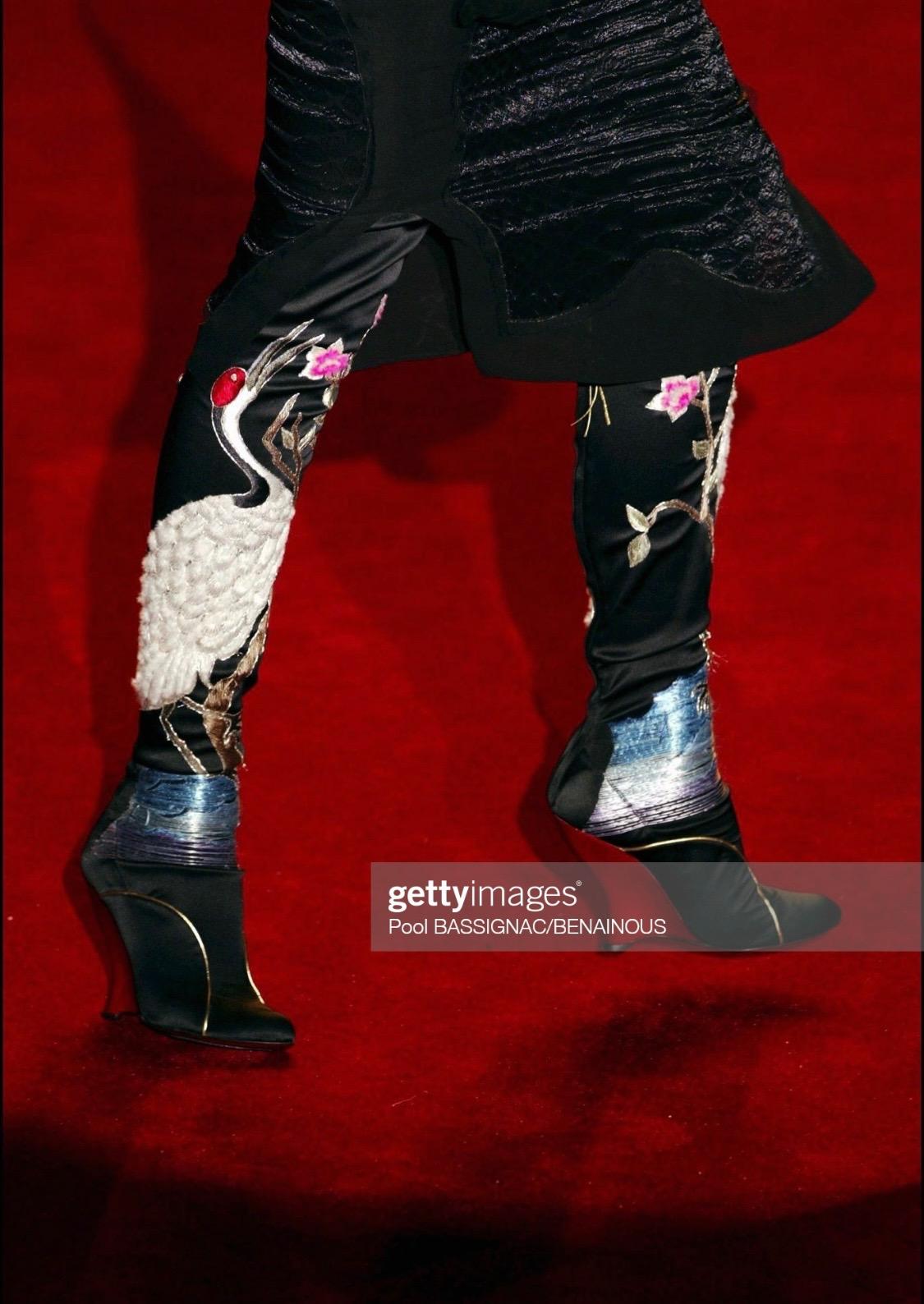 F/W 2004 Yves Saint Laurent by Tom Ford Chinoiserie Keilstiefel mit Straußenfedern und Keilstiefeln im Zustand „Gut“ im Angebot in West Hollywood, CA