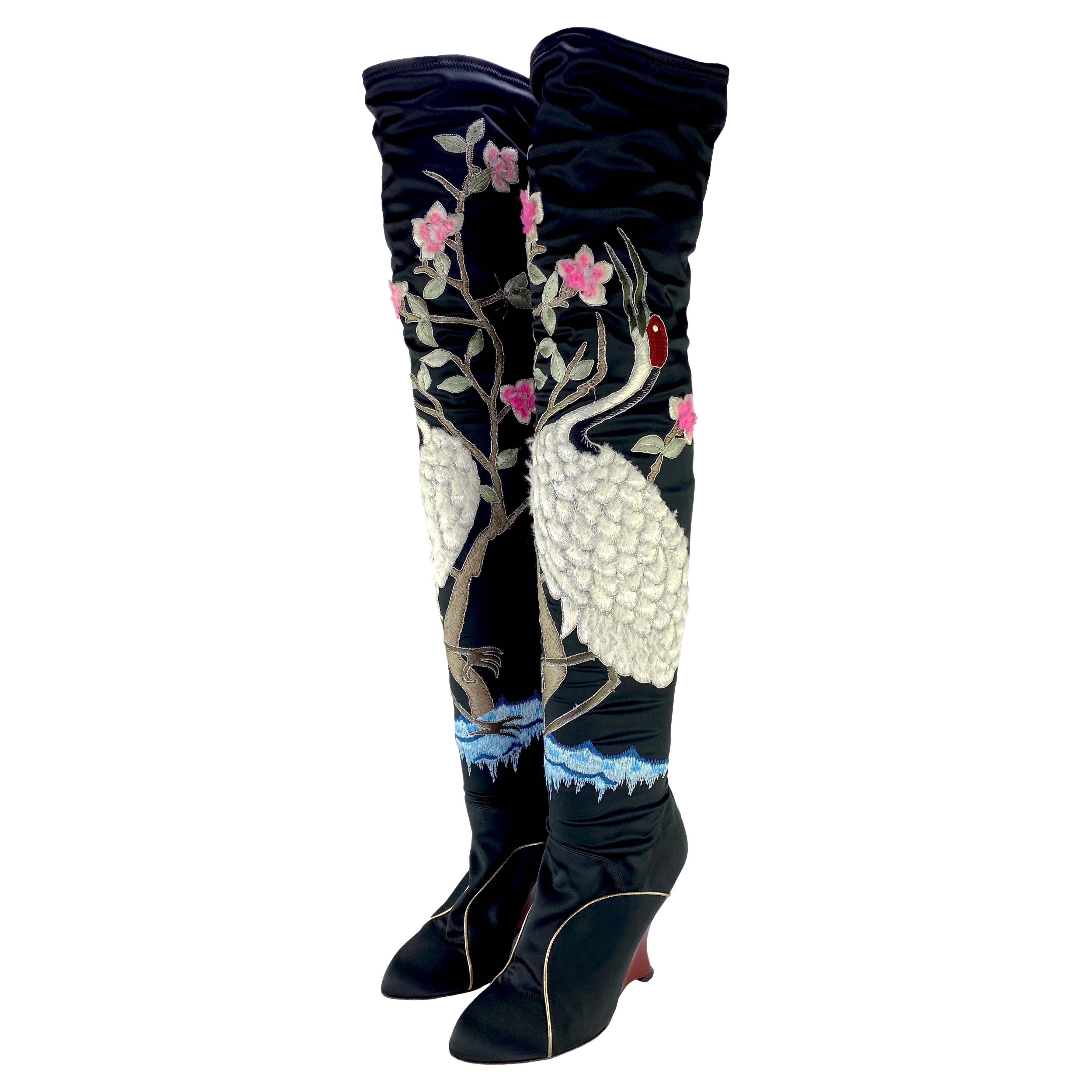 F/W 2004 Yves Saint Laurent by Tom Ford Chinoiserie Keilstiefel mit Straußenfedern und Keilstiefeln im Angebot