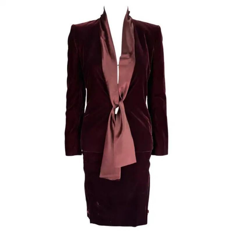 Tailleur jupe à ceinture en velours rouge profond Yves Saint Laurent par Tom Ford, A/H 2004
