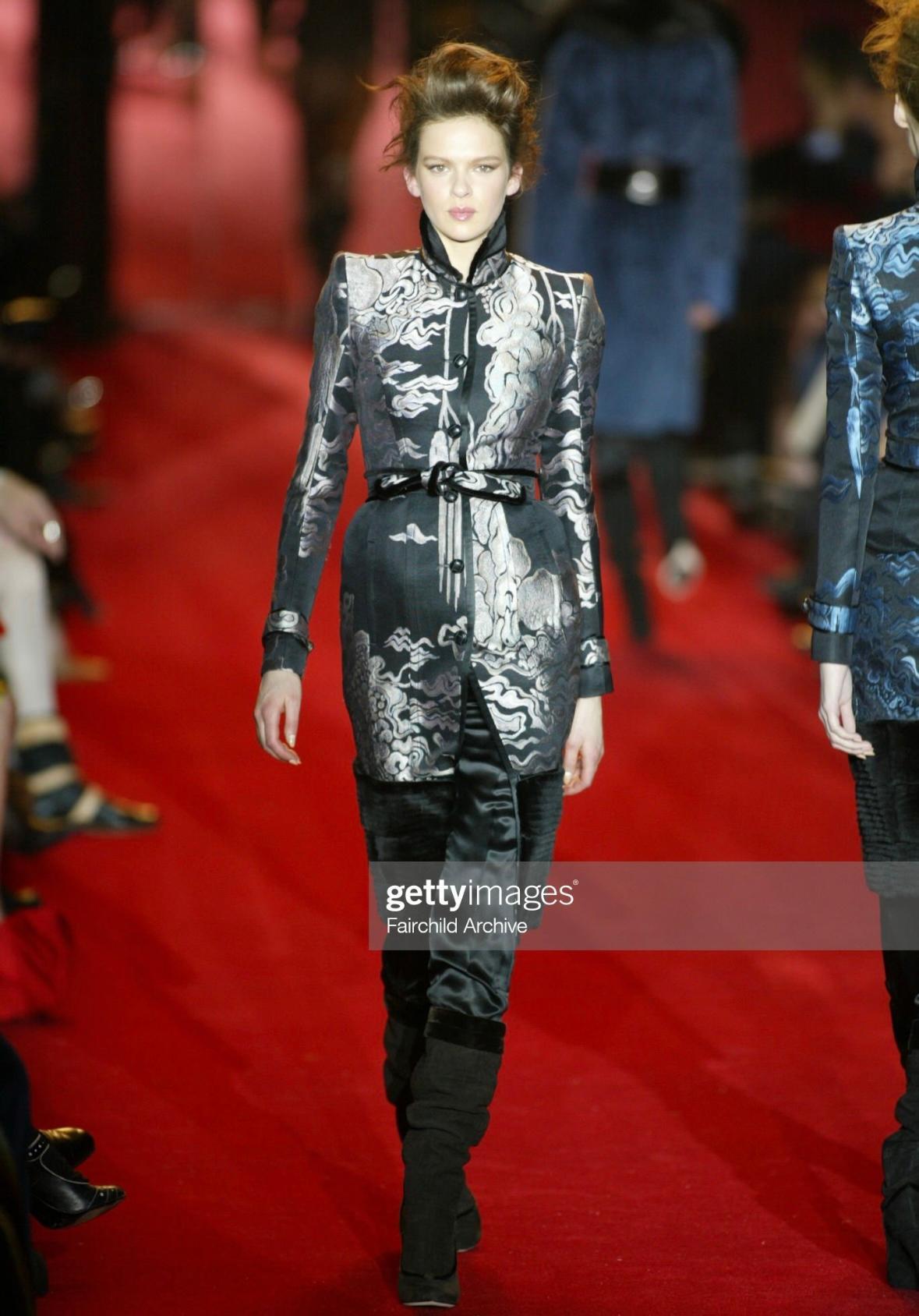 Presentamos una impresionante falda chinoiserie rosa empolvado Yves Saint Laurent Rive Gauche, diseñada por Tom Ford. De la última colección de Ford en YSL, este estampado de Primavera/Verano 2004 debutó en la pasarela de la temporada y también se