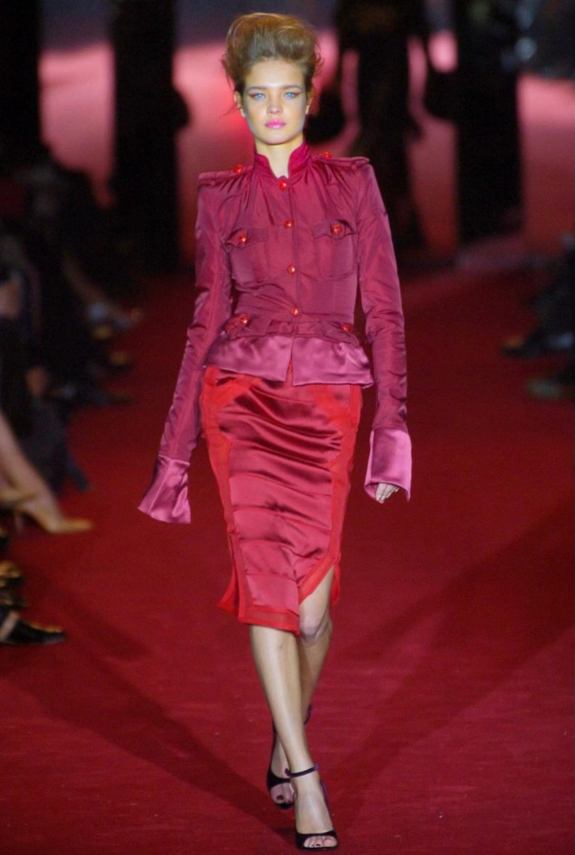 F/W 2004 Yves Saint Laurent by Tom Ford Pasarela Chaqueta recortada de satén de seda rojo en venta 1