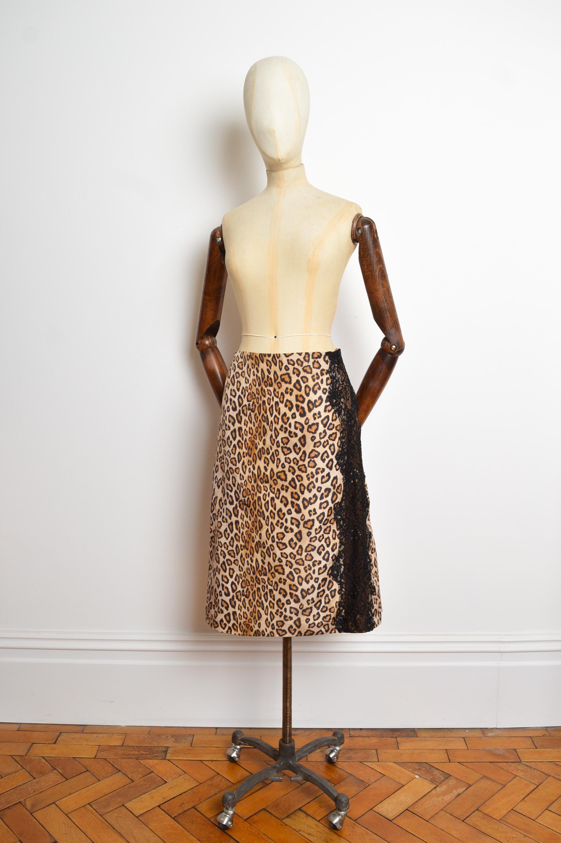 Autunno / Inverno 2005 Alexander McQueen Gonna in taffetà di seta con stampa leopardo e dettagli in pizzo.
Taglia consigliata: UK 10-12 (32