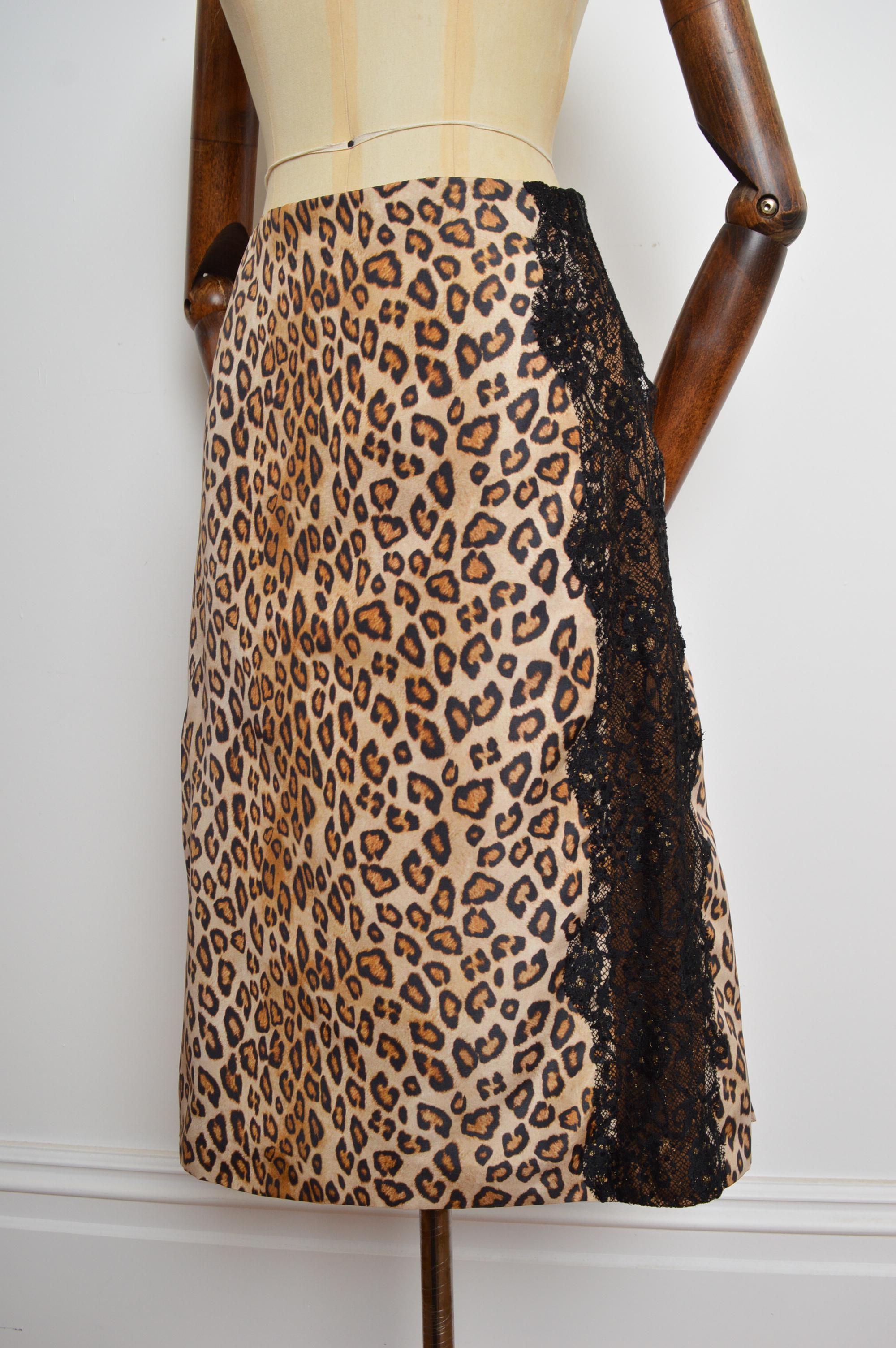 A/I 2005 Alexander McQueen Gonna a tubino in taffetà di seta e pizzo con stampa leopardo in vendita 1