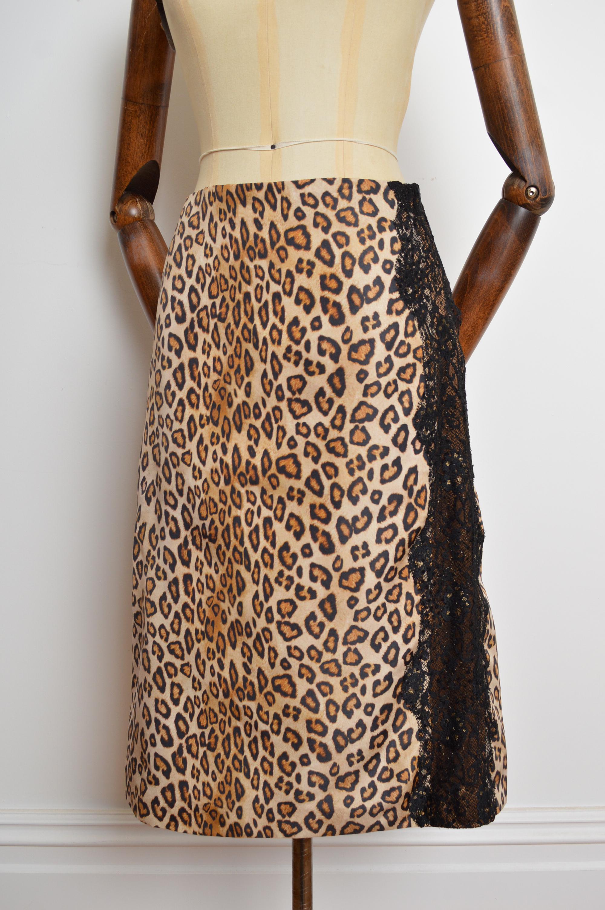 A/I 2005 Alexander McQueen Gonna a tubino in taffetà di seta e pizzo con stampa leopardo in vendita 2