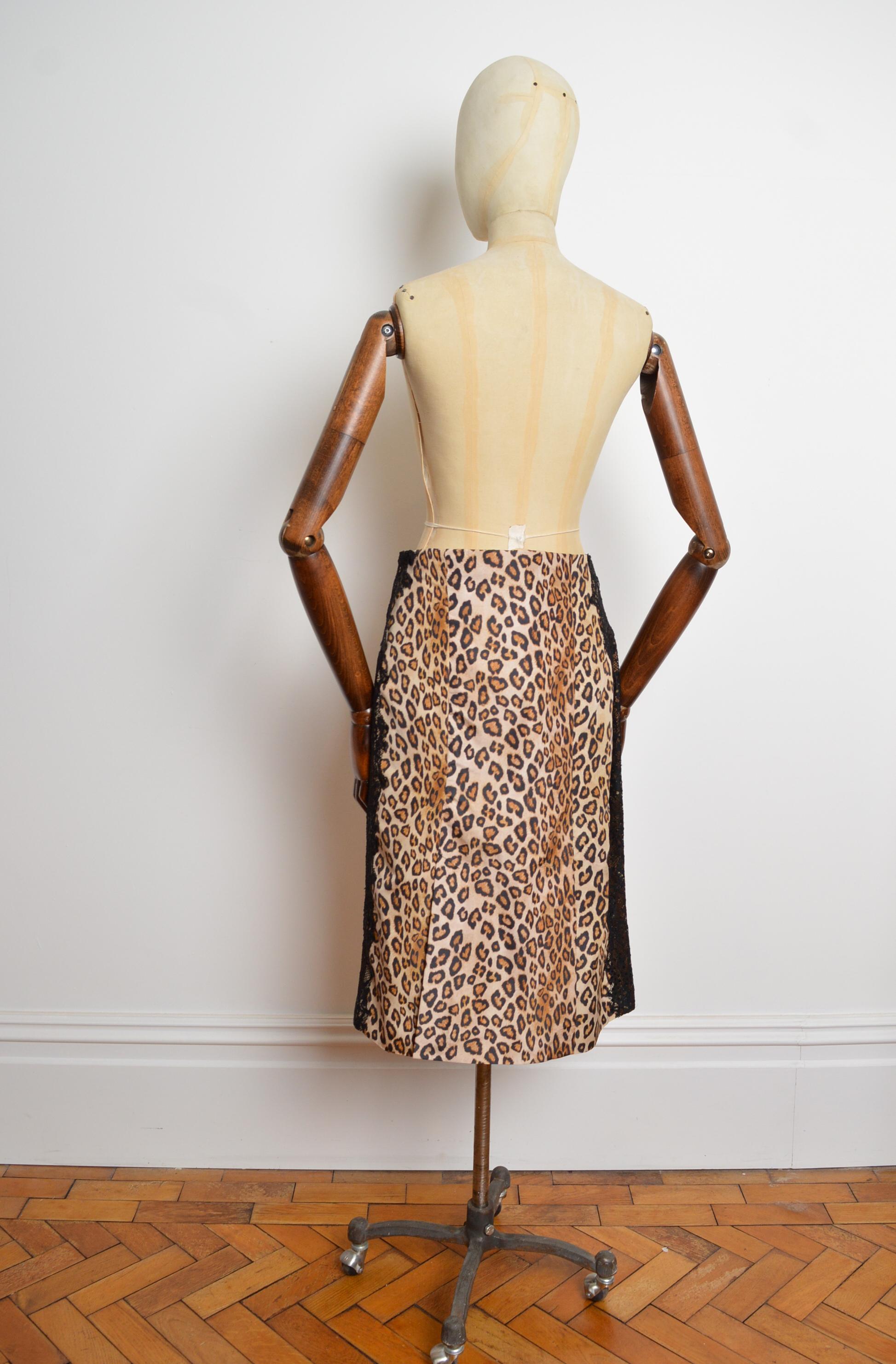 A/I 2005 Alexander McQueen Gonna a tubino in taffetà di seta e pizzo con stampa leopardo in vendita 4
