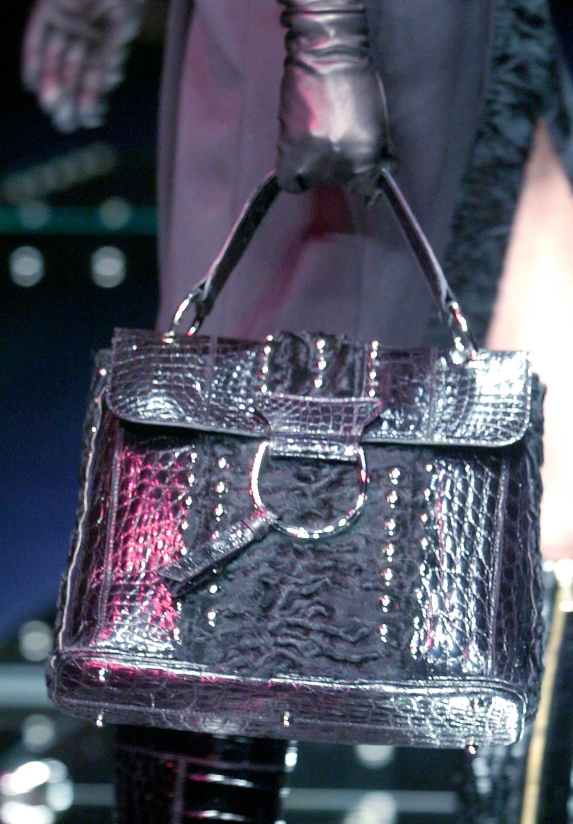 A/I 2005 Dolce & Gabbana: Tote grande in pelle d'anguilla bordeaux e pelliccia d'agnello viola In condizioni ottime a West Hollywood, CA