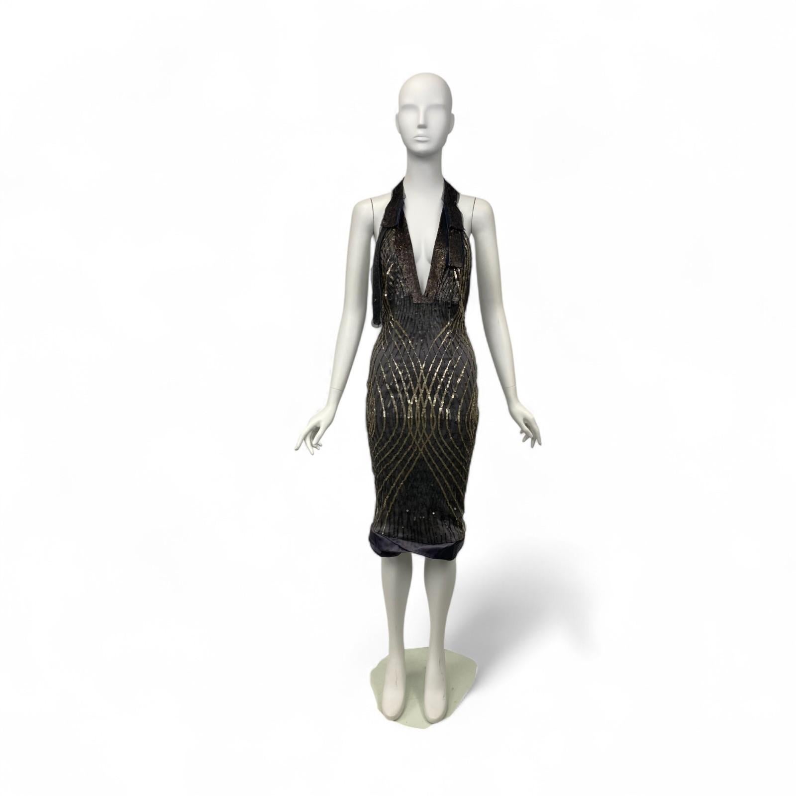 Cette éblouissante robe dos nu, pièce marquante de la collection Automne/Hiver 2005 de Gucci, illustre la fusion entre le glamour, la sensualité et les coupes élégantes, caractéristique de la maison, dans l'ère post-Tom Ford.

Confectionnée sur une