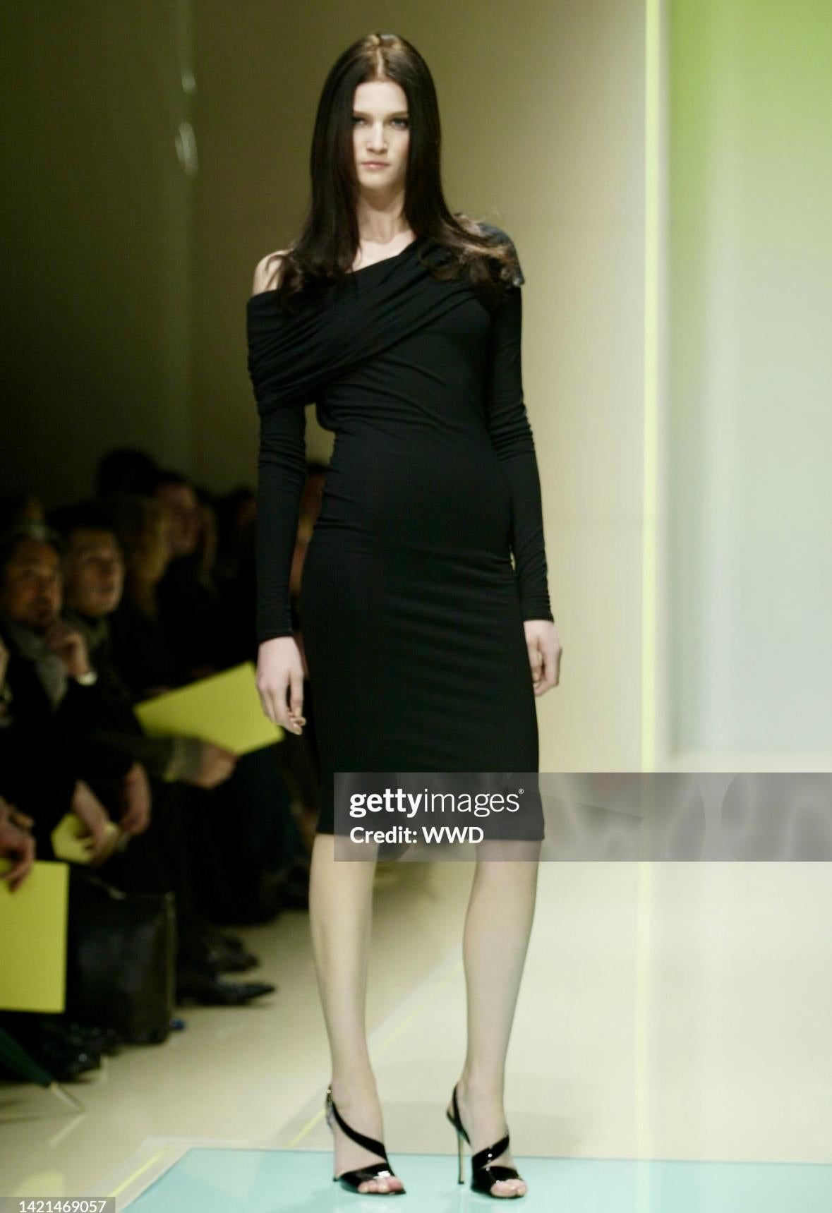 H/W 2005 Versace by Dontella Laufsteg Schwarzes rückenfreies Cowl Bodycon- Stretch-Kleid aus Stretch im Zustand „Hervorragend“ im Angebot in West Hollywood, CA