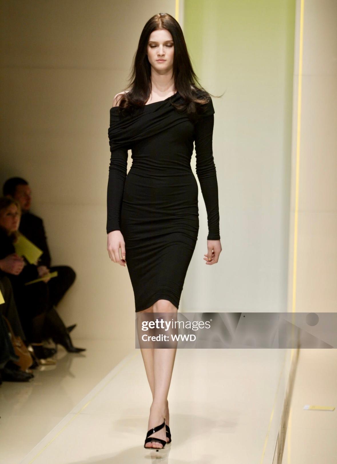 H/W 2005 Versace by Dontella Laufsteg Schwarzes rückenfreies Cowl Bodycon- Stretch-Kleid aus Stretch im Angebot 1
