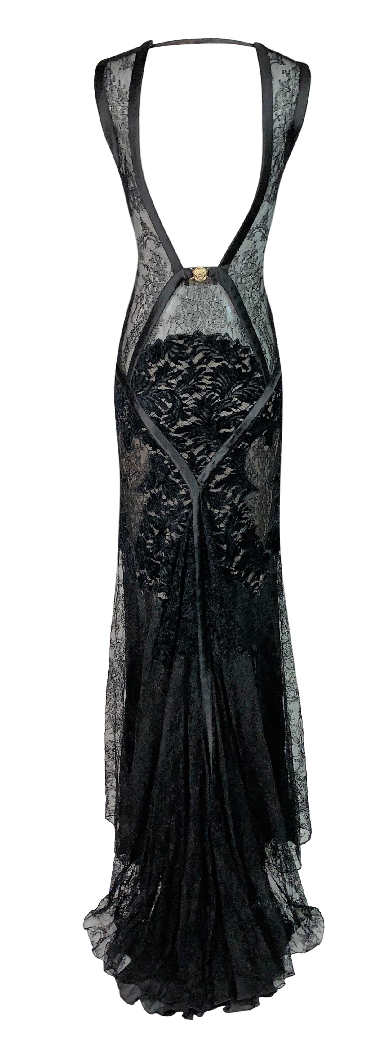 F/W 2005 Versace Runway Plunging Sheer Black Lace Gown Dress In Good Condition In Yukon, OK
