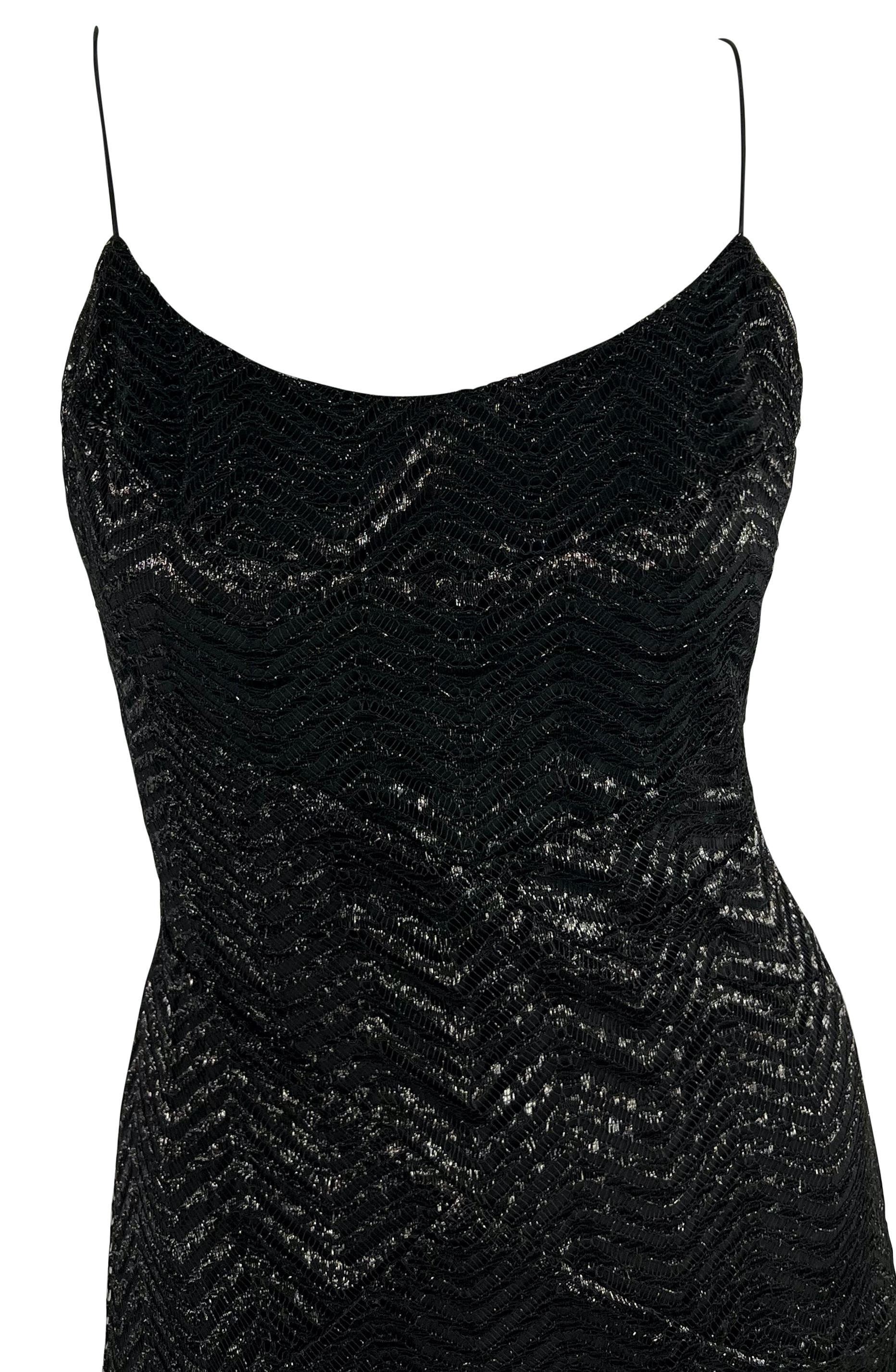 Dieses schwarze Spitzenkleid mit passendem Capelet aus der Herbst/Winter-Kollektion 2005 von Yigal Azrouël wurde auf dem Laufsteg der Saison präsentiert. Dieses schlichte Slip-Kleid aus schwarzer Metallic-Spitze mit Chevron-Muster verfügt über