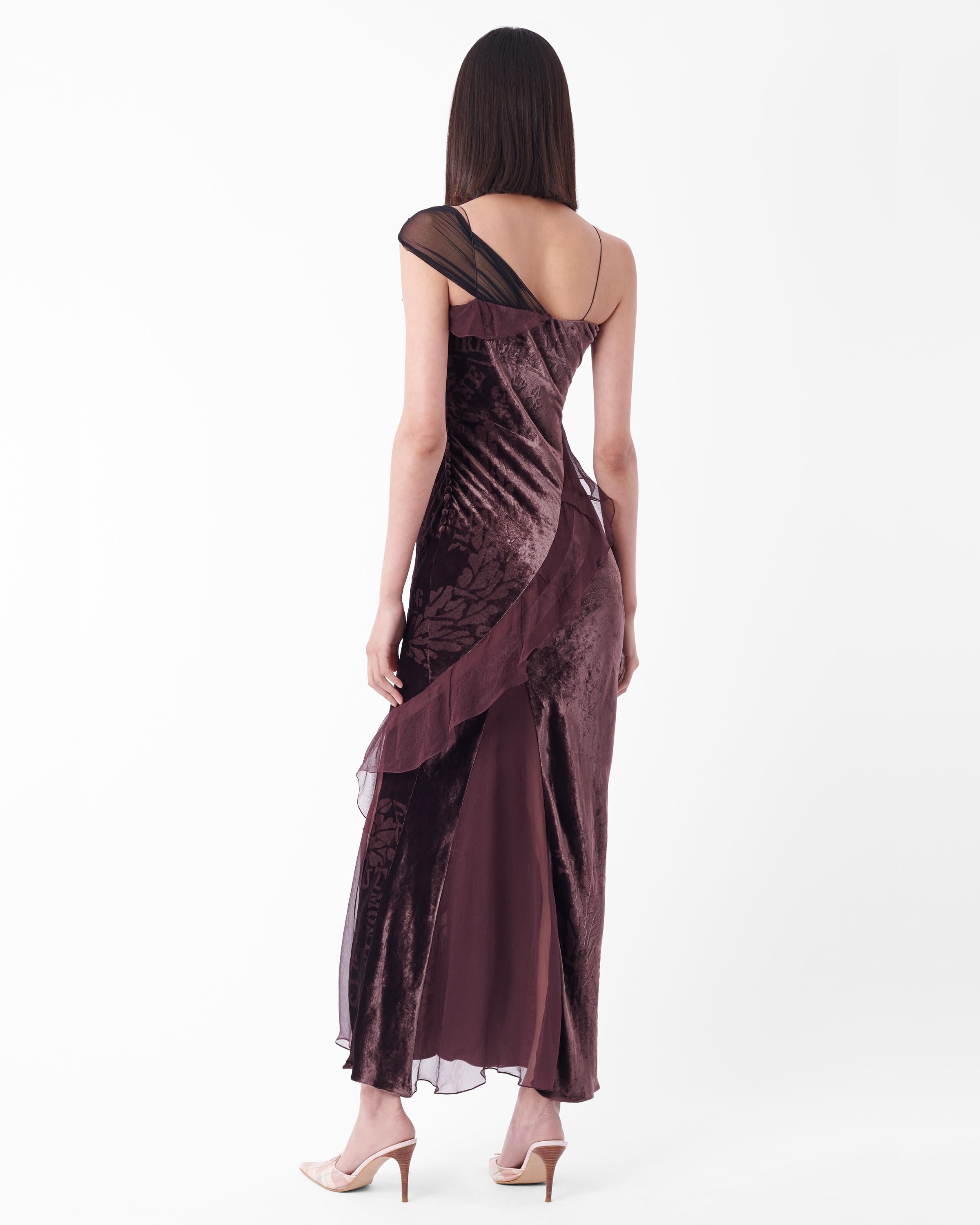 Christian Dior Herbst-Winter-Kleid 2006, wie auf dem Laufsteg zu sehen. Mit schmalen Trägern, einseitiger Schulterpartie aus Mesh, asymmetrisch verlaufendem Rüschendetail, bedrucktem Samtkörper und klassischem Dior-Knopfverschluss. In