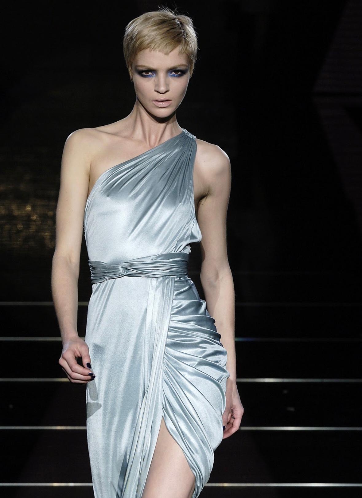 H/W 2006 Versace by Donatella Laufsteg Werbe-Kleid aus hellblauem Stretch mit Schlitz 3