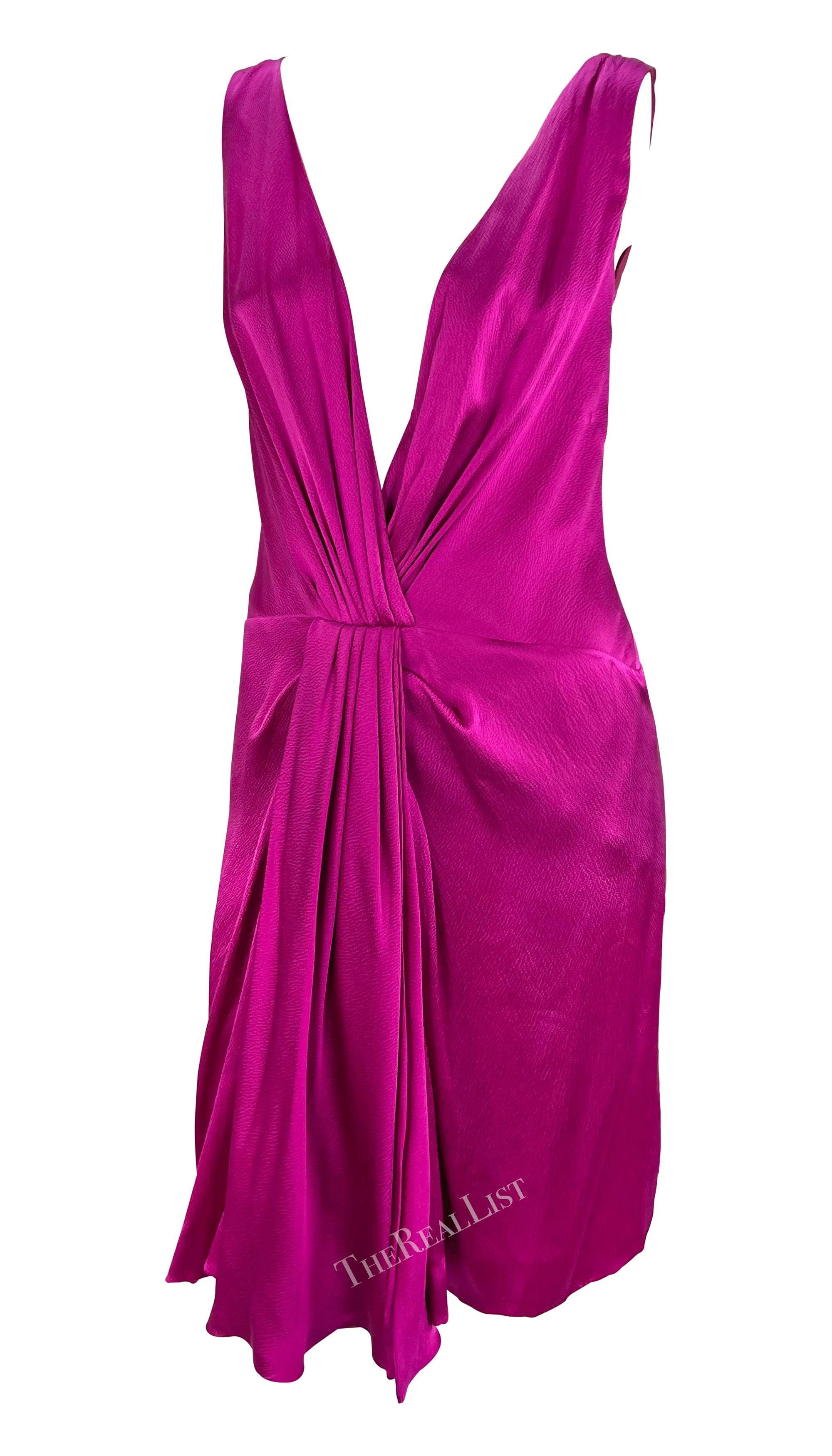 Voici une superbe mini robe bustier fuchsia de Christian Dior, dessinée par John Galliano pour la collection automne-hiver 2007. Confectionnée en satin de crêpe de soie, cette robe présente un décolleté plongeant très séduisant. La robe bustier est