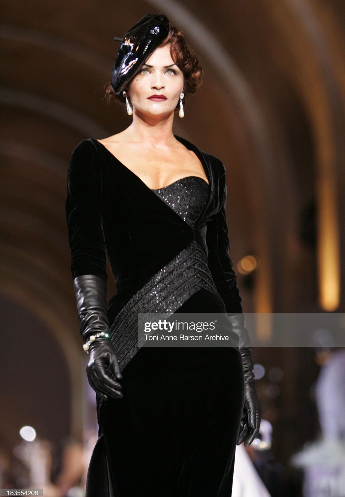 F/W 2007 Christian Dior Haute Couture by John Galliano Black Velvet Beaded Dress For Sale 1