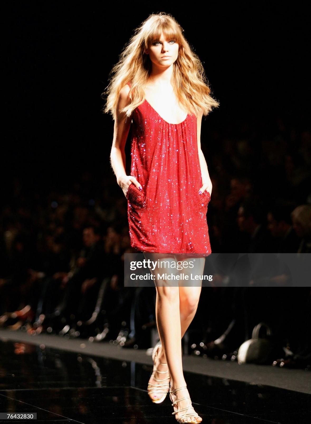 F/W 2007 Emanuel Ungaro by Dundas Pasarela Mini Vestido Rojo Rubí con Pedrería en venta 1