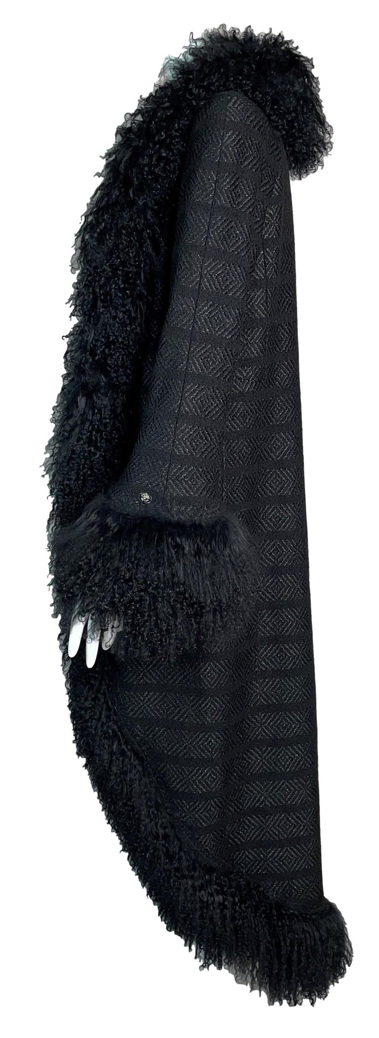 F/W 2008 Chanel Runway Black Metallic Tweed Shearling Coat Jacket In Good Condition For Sale In Yukon, OK