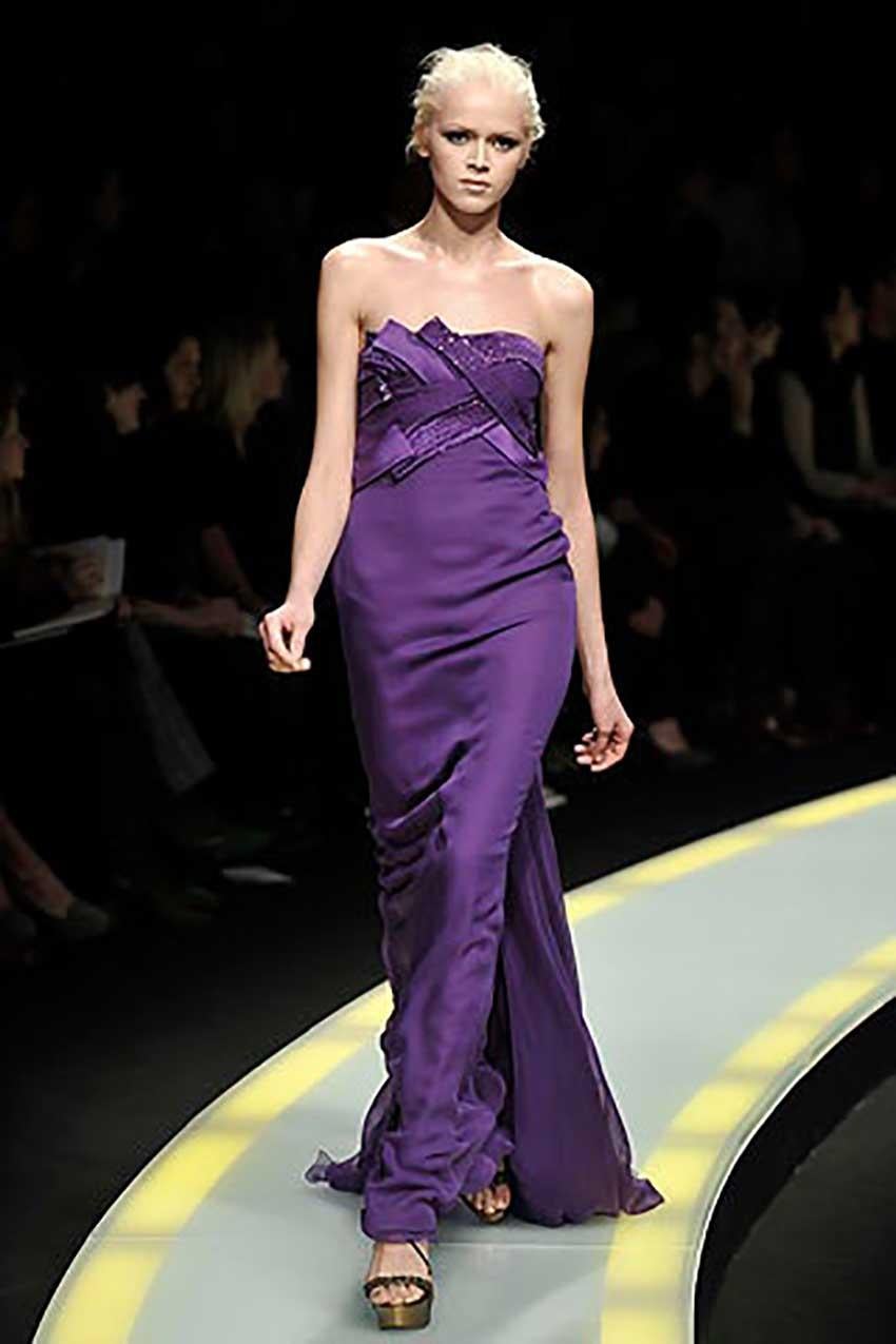 VERSACE

Collection Fall/Winter 2008 Look # 46 



This Versace dress is simply stunning.





Purple color, strapless design and artfully embellished bust





Content:100% silk

Lining: 100%silk



Size 44 or US 8

armpit to armpit 19