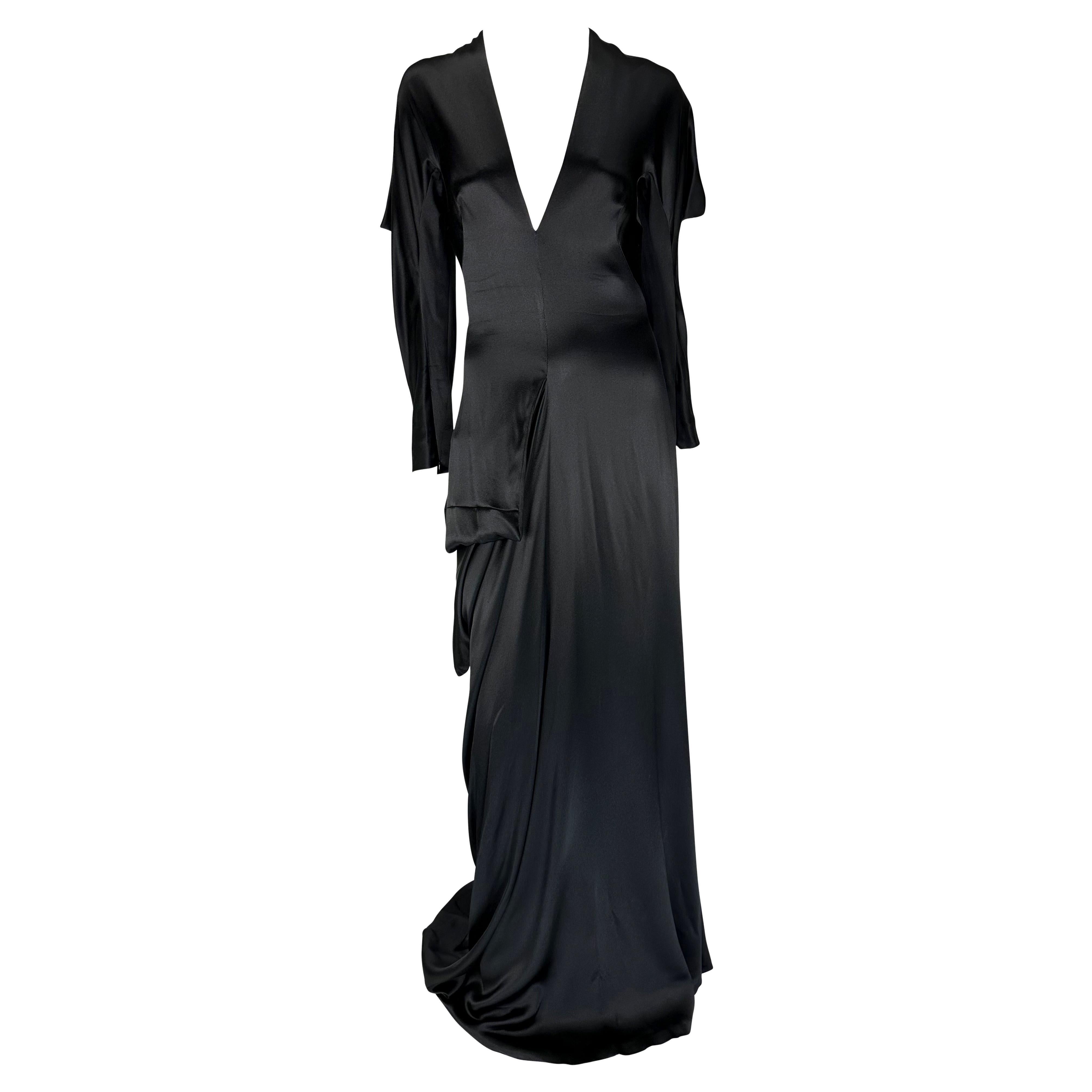 Présentation d'une incroyable robe en satin de soie noire Alexander McQueen. Issue de la collection automne/hiver 2010 