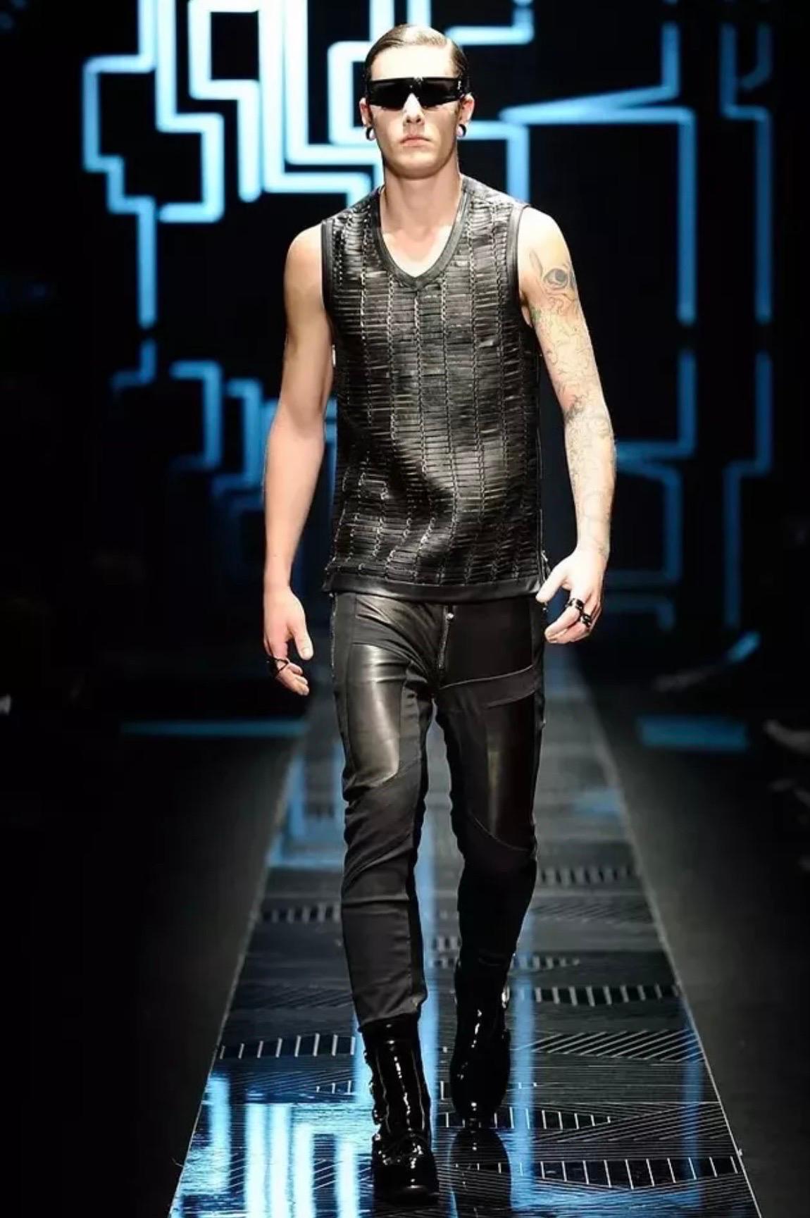 VERSACE 
BOTAS REALES DE PASARELA 
COLECCIÓN OTOÑO/INVIERNO 2010 LOOK#3
Las botas moteras vintage de Versace encapsulan el estilo masculino de la casa y abrazan la tendencia actual. 
Forro de cuero
La talla italiana es 45 - US 12
plantilla: 12