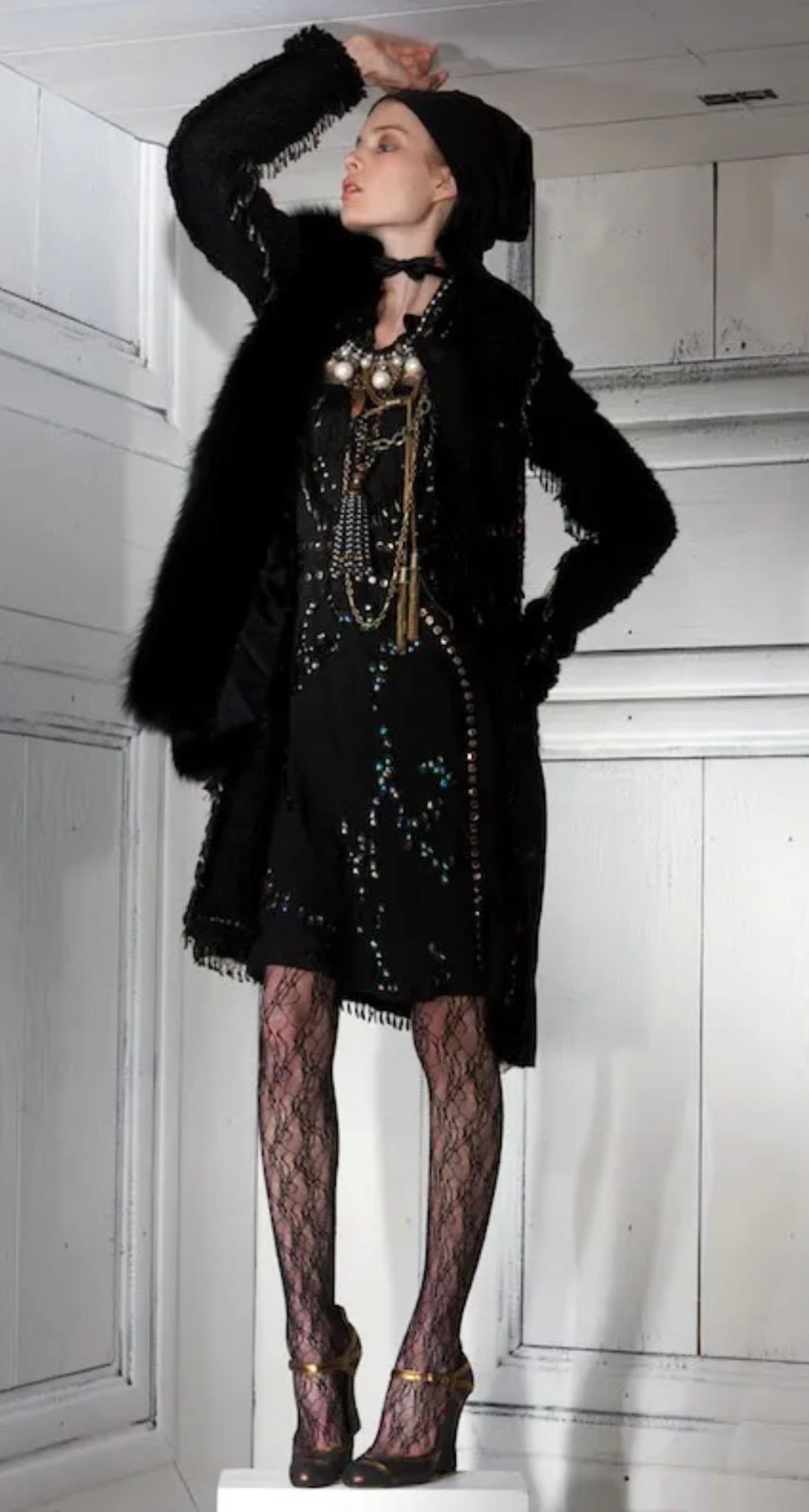 LANVIN
F/W 2010
Cut a super chic silhouette in Lanvin's sophisticated bouclé-tweed coat.
Detailed with intricate metal embellishment.
Metal and sequin embellished, round neck, long sleeves, pockets, raw edge trim.
Concealed snap fastenings through