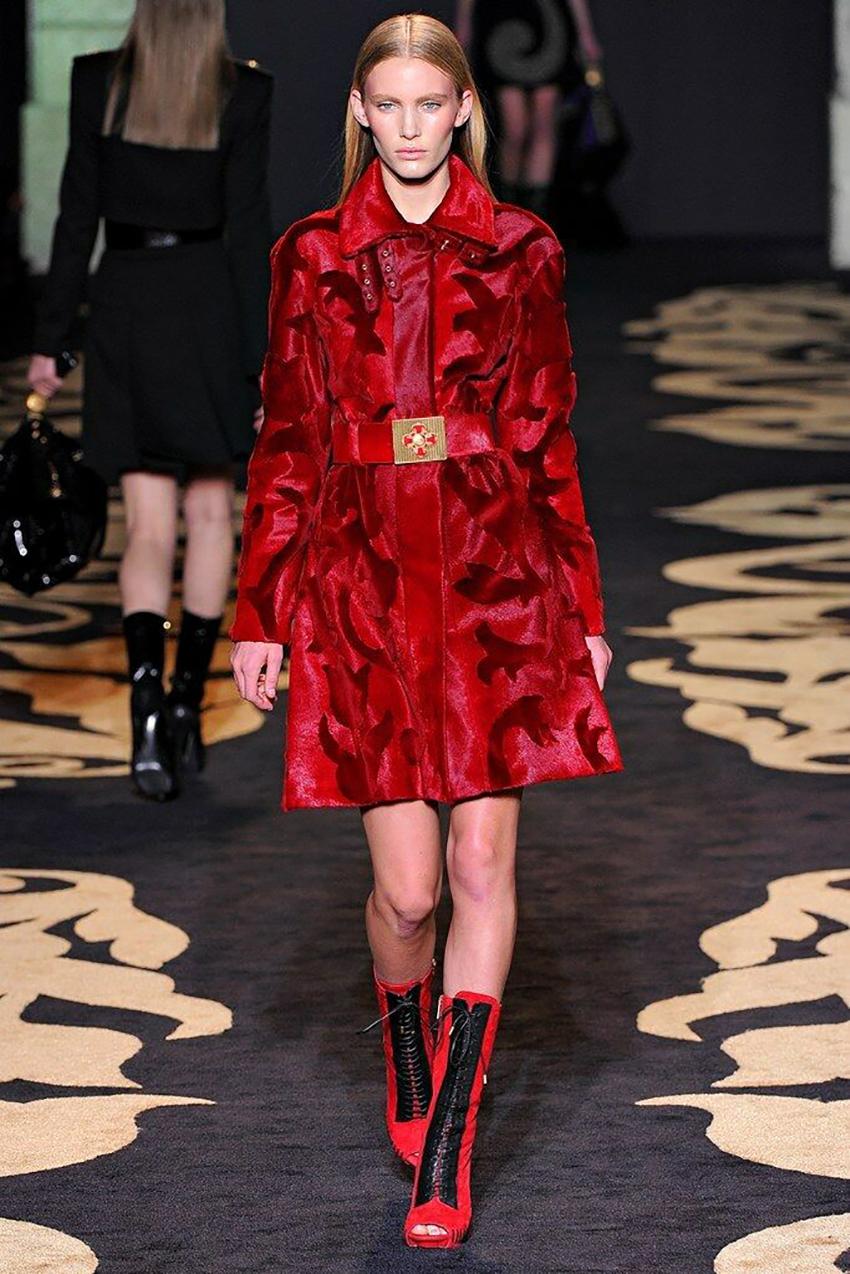 VERSACE

Collection F/W 2011 Look #15

Actual Runway Belt worn by Emily Baker during the show

Burgundy Red Calfskin Leather Belt with Cross buckle 

A striking statement piece 

Highly collectible.

Made in Italy

Total length 41
