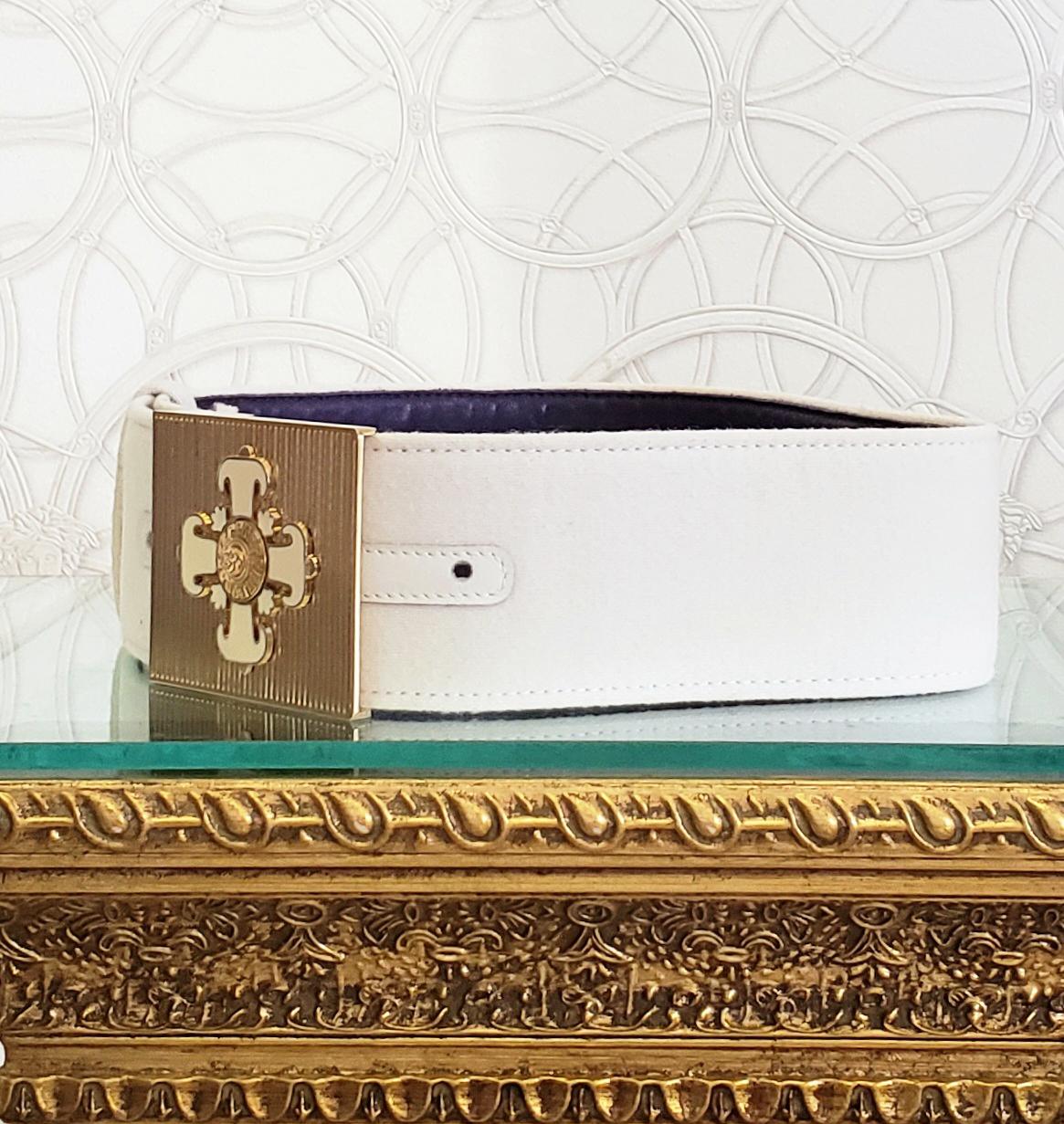 F/W 2011 Look #6 VERSACE WHITE WOOL BELT with GOLD TONE CROSS BUCKLE 70/28 For Sale 1