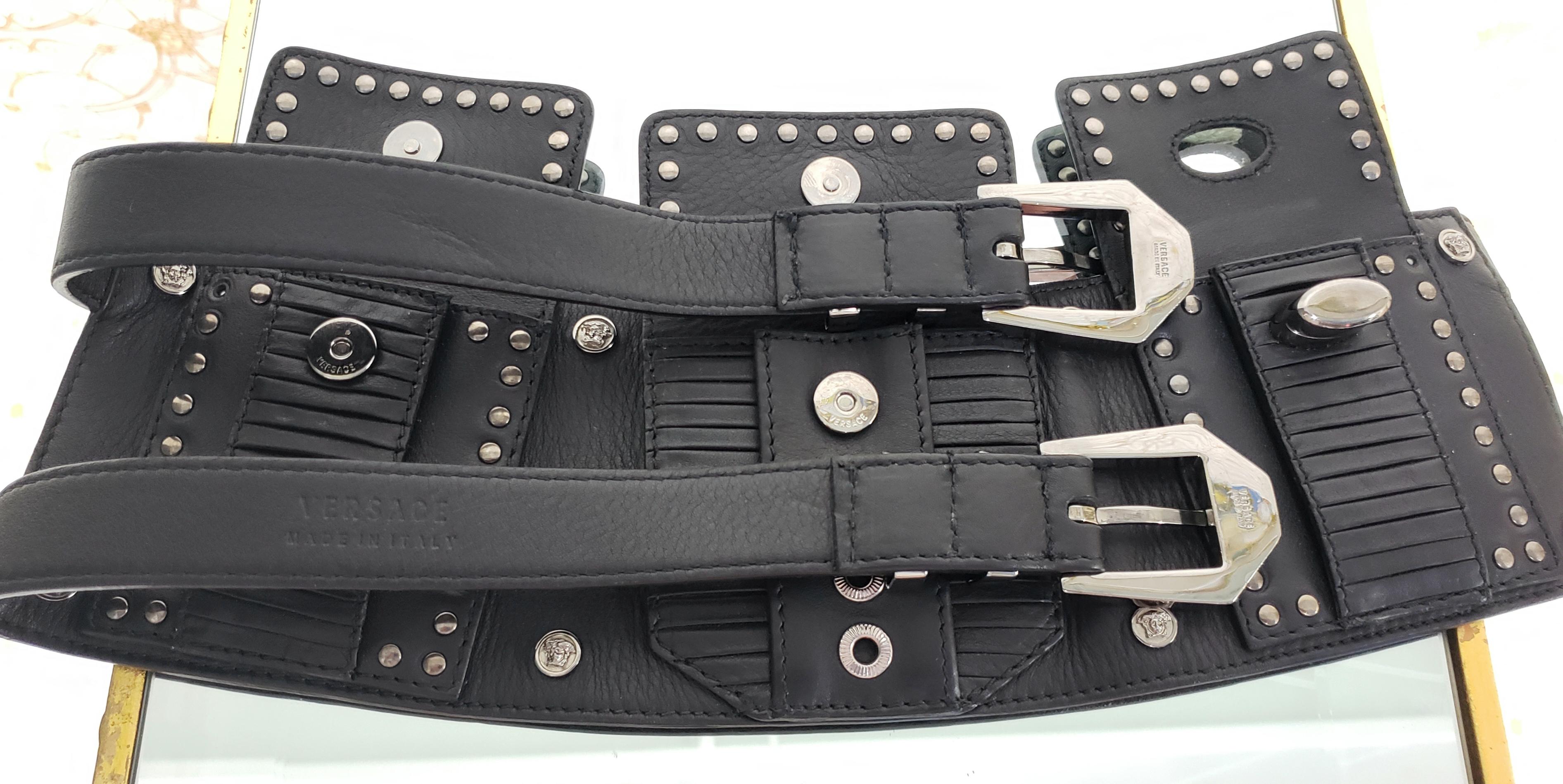 Versace, ceinture cloutée en cuir noir avec boucle MEDUSA, look n° 7, A/H 2011  en vente 5