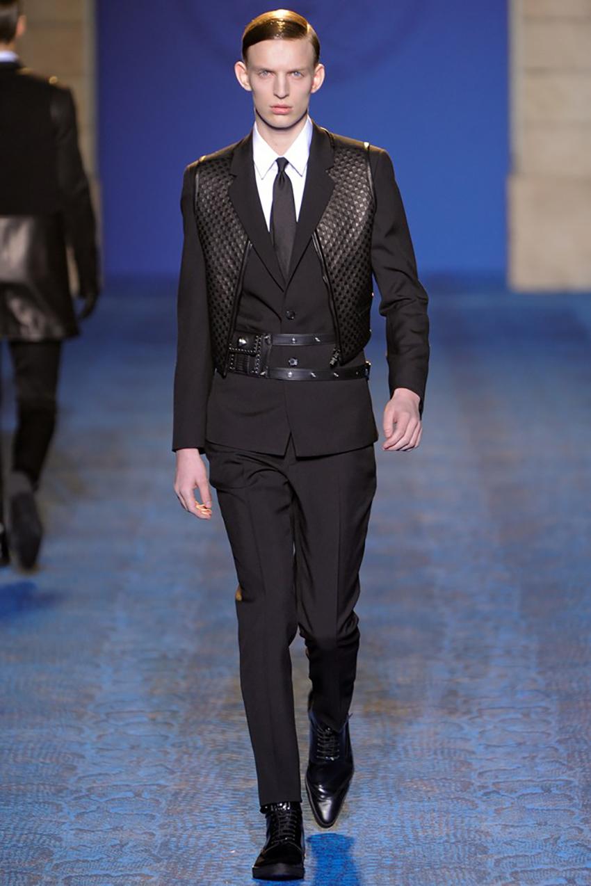 F/W 2011 Look #7 VERSACE BLACK LEATHER STUDDED BELT with MEDUSA BUCKLE  For Sale 8