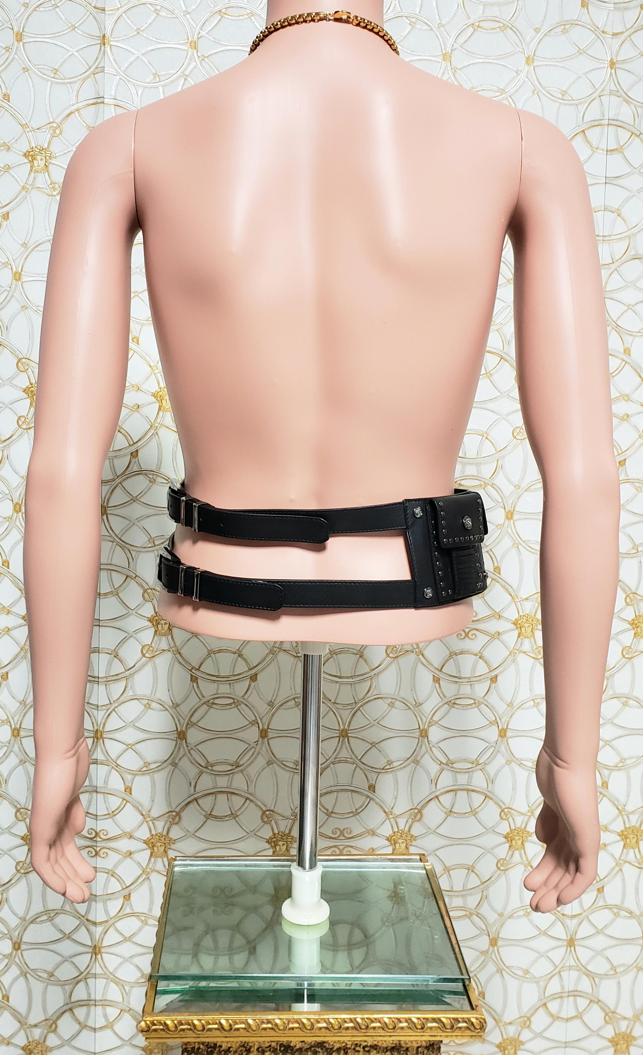 Versace, ceinture cloutée en cuir noir avec boucle MEDUSA, look n° 7, A/H 2011  Neuf - En vente à Montgomery, TX