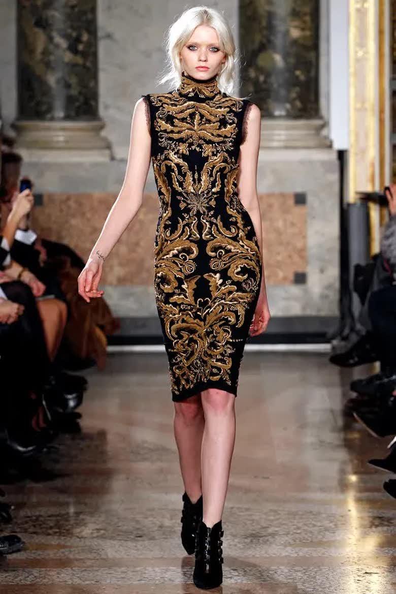 Emilio Pucci Wollkleid mit vergoldeter Metallstickerei.

Herbst 2011 Ready-to-Wear 

Größe: IT - 38, US - 2/4

Hergestellt in Italien

Ausgezeichneter Zustand