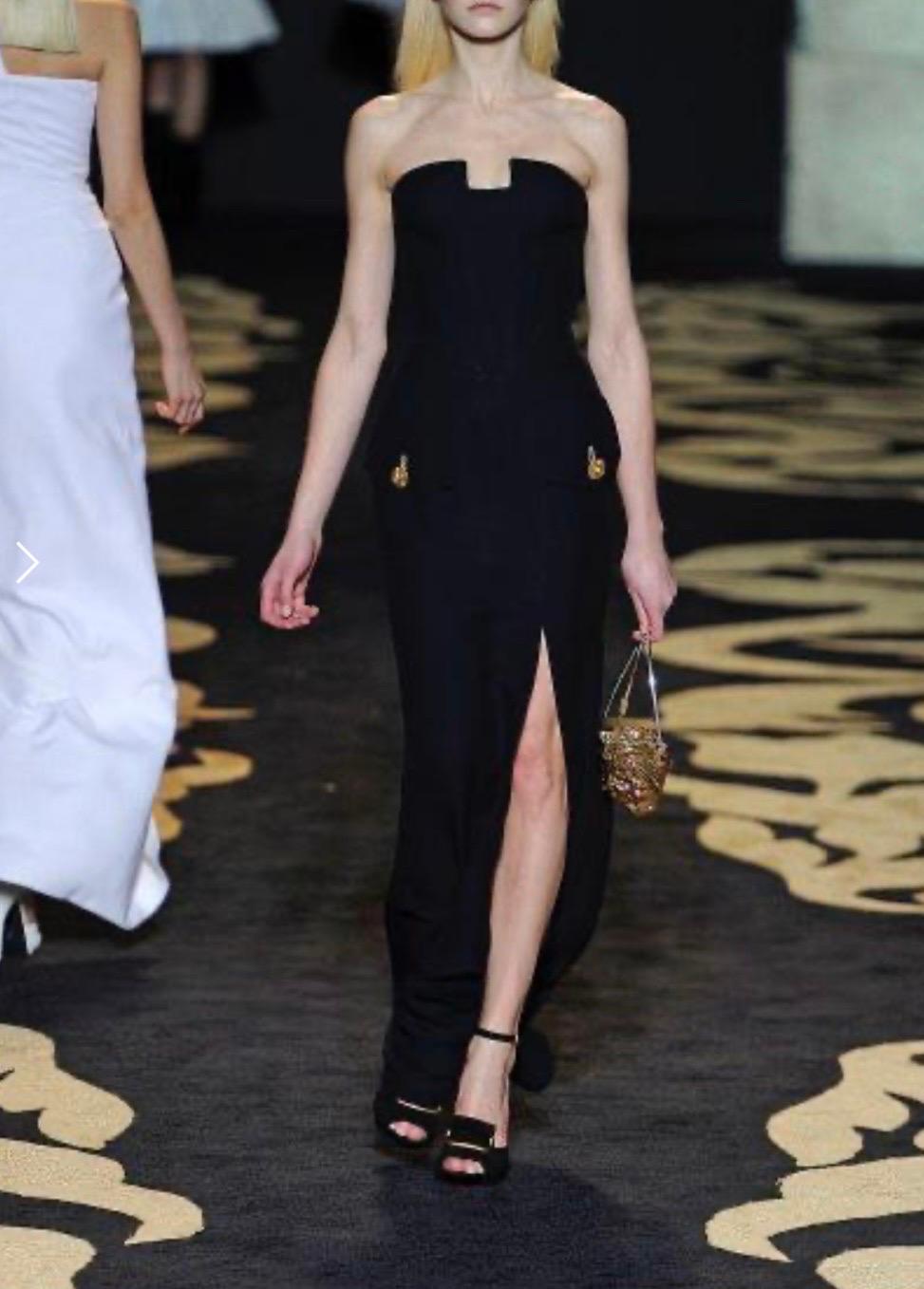 Versace Abito lungo in cady di viscosa nero Profondo spacco sul davanti.
A/I 2011
Dettagli:
Chiusura con zip laterale
Mezza cintura sul retro con chiusura a bottoni in metallo dorato
Prodotto in Italia
Taglie: 40 - US 4 e 44 - US 8
Completamente