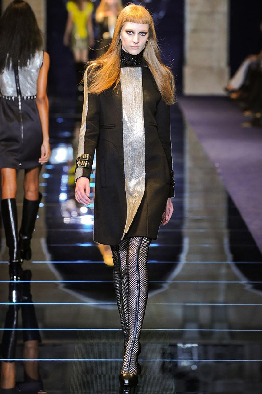  VERSACE


Actual runway sample Fall/Winter 2012 Look # 24 



This two pocket coat features a front chain mesh placket as well as chain mesh detail at each sleeve 

Hidden front snap closures 



Content: 95% wool, 5% cashmere 



Fully lined in