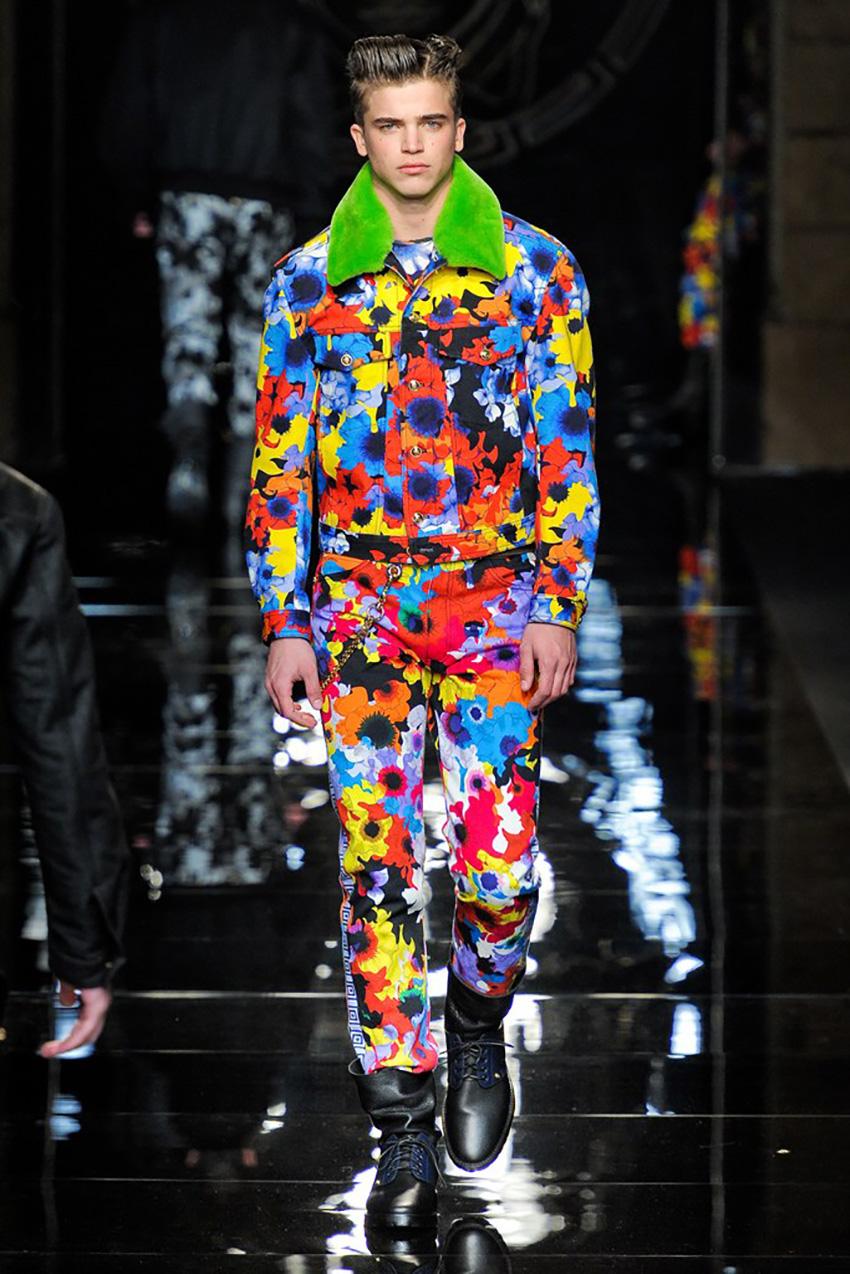 VERSACE  

Men's jacket

F/W 2012 Look #29

Floral camo print, front buttons, two chest pockets
 Medusa buttons, beaver fur collar

Content: 100% cotton, 
lining: 100% silk


IT Size 58 - US 4XL


Made in Italy

Brand new, without tags

Name of