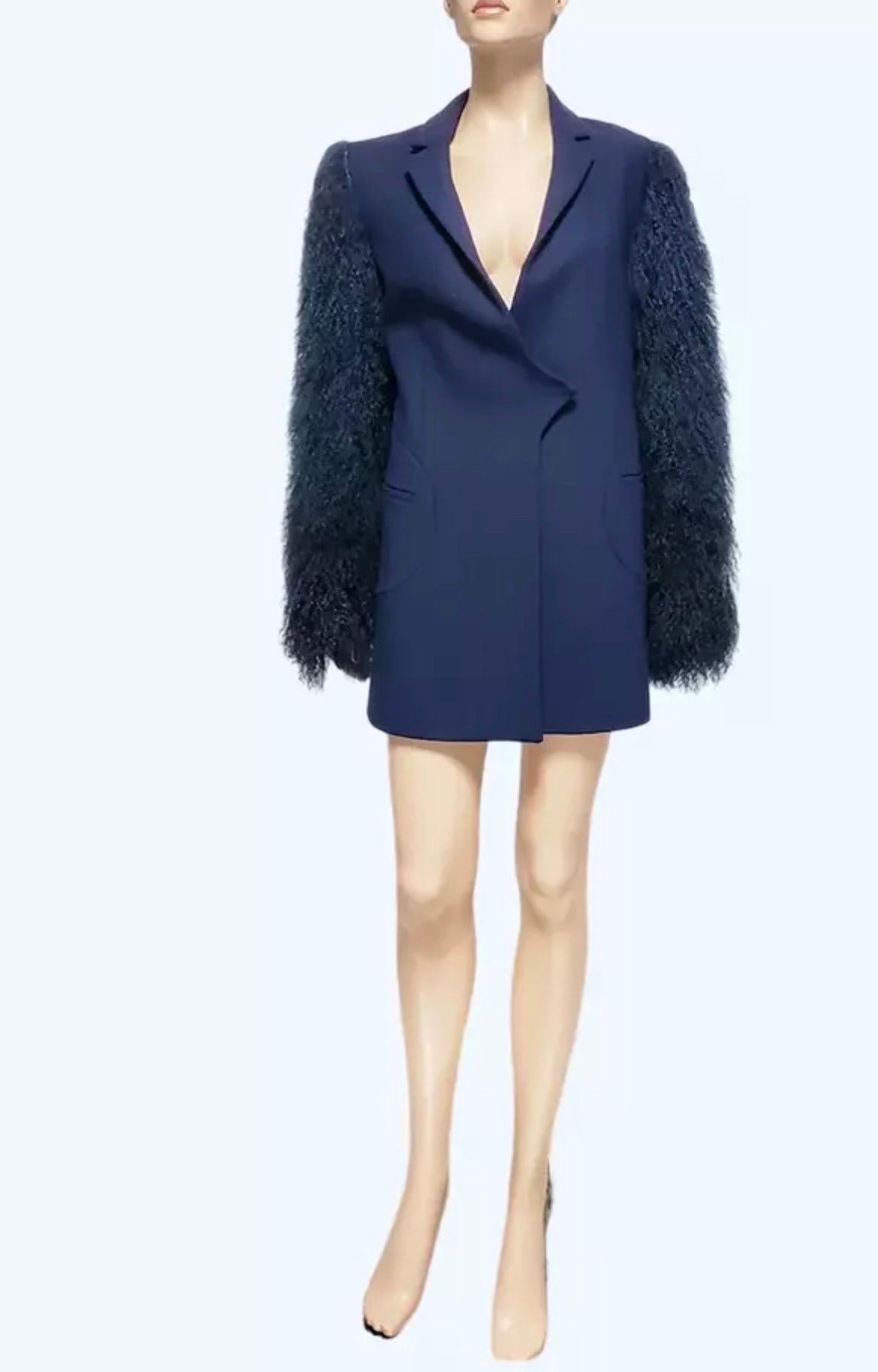 VERSUS VERSACEAtual runway sample Fall/Winter 2012 look # 13 
Giacca corta blu scuro in lana di Lama.
Lungo  maniche e chiusura con un bottone al centro davanti.
Contenuto: 53% poliestere, 43% lana, 4% elastan.
Taglia: IT 38 - US  4
da spalla a