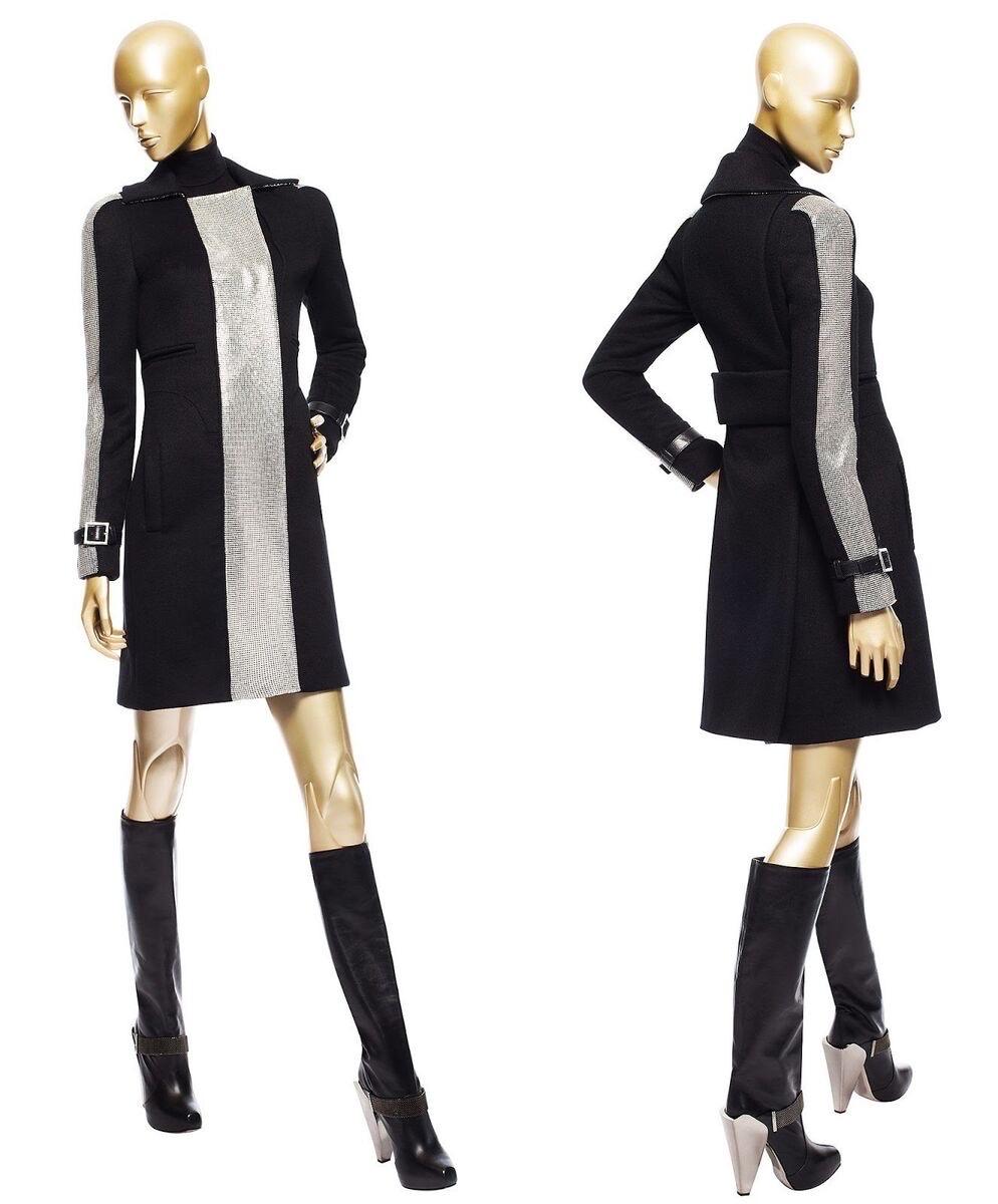  VERSACE
Automne/Hiver 2012 Look # 24 
Ce manteau à deux poches est doté d'une patte de boutonnage en maille de chaîne sur le devant ainsi que de détails en maille de chaîne sur chaque manche. 
Fermetures à pression cachées sur le devant 
Contenu :