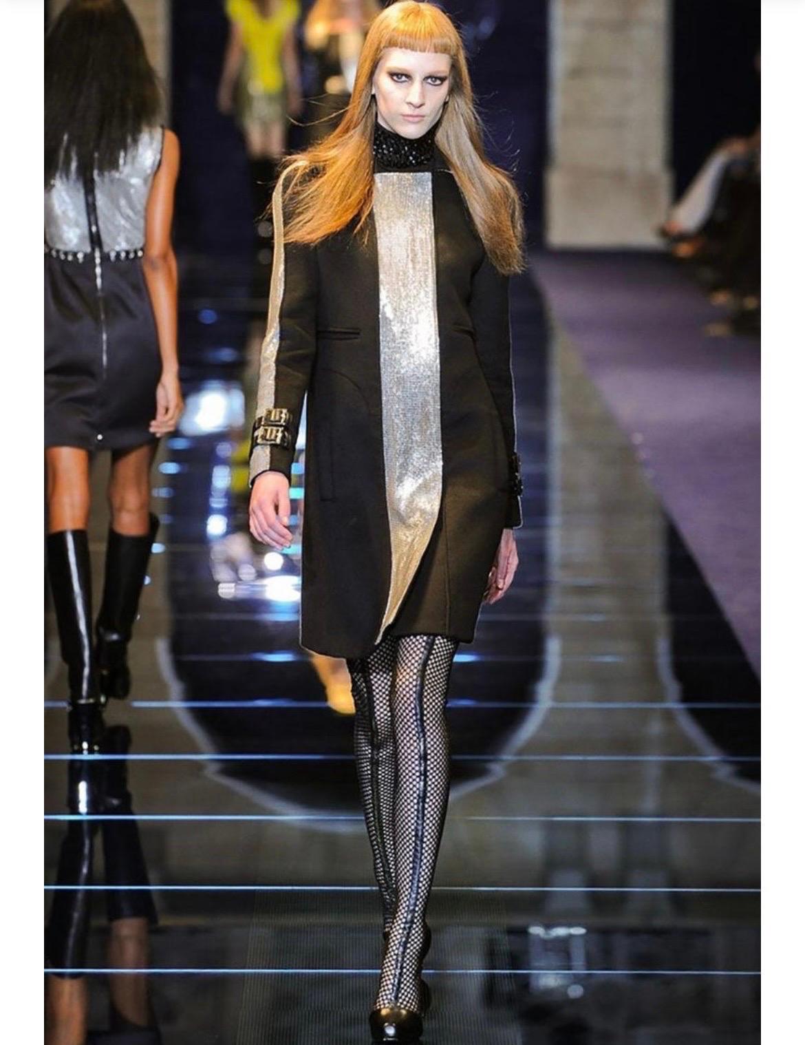 Noir F/W 2012 Look n° 24nVersace Manteau plaqué en maille chaîne noire 38 - 2 en vente