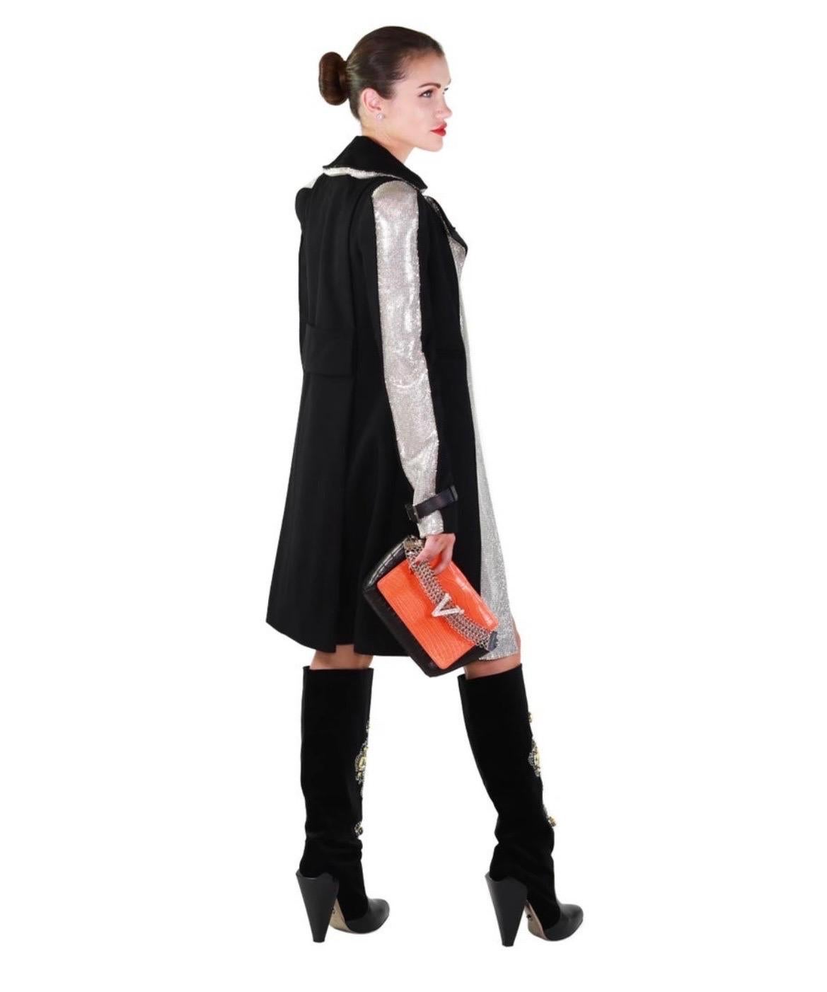 F/W 2012 Look n° 24nVersace Manteau plaqué en maille chaîne noire 38 - 2 Pour femmes en vente
