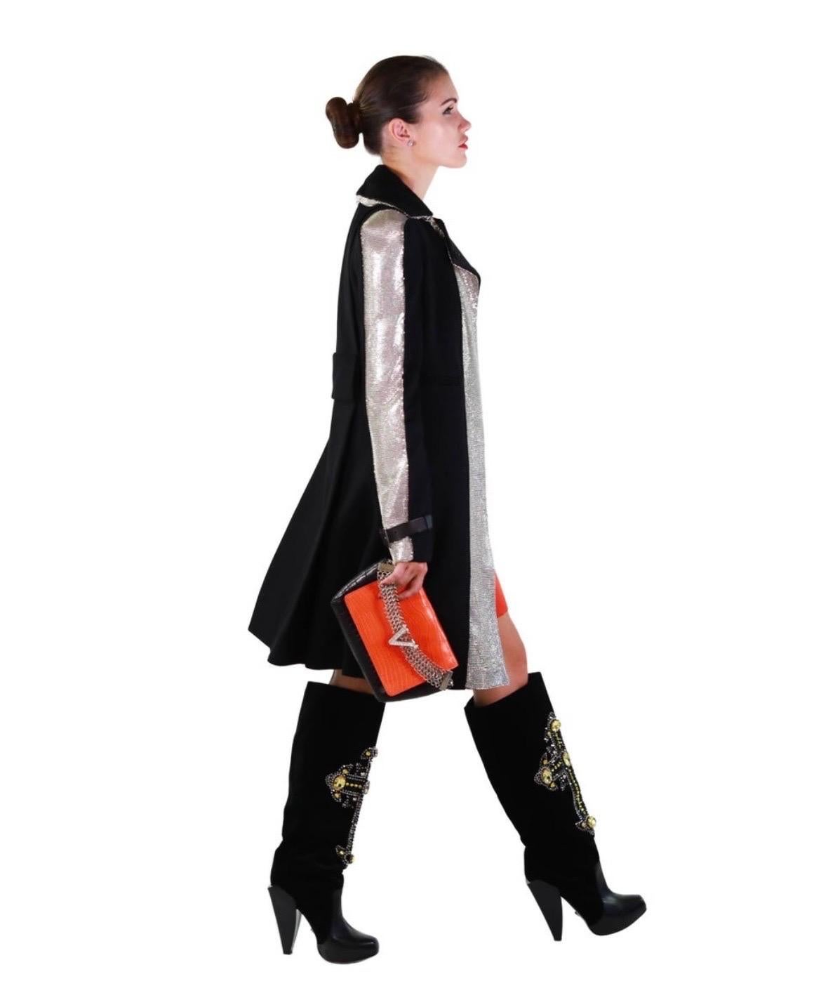 F/W 2012 Look n° 24nVersace Manteau plaqué en maille chaîne noire 38 - 2 en vente 1