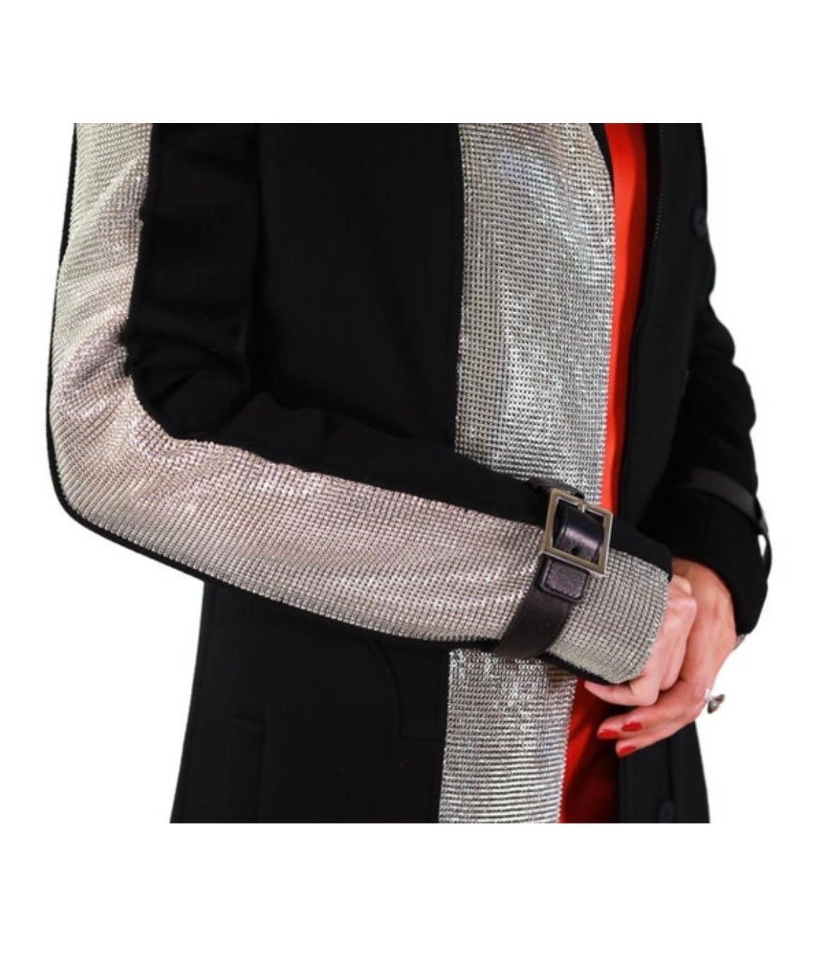 F/W 2012 Look n° 24nVersace Manteau plaqué en maille chaîne noire 38 - 2 en vente 2