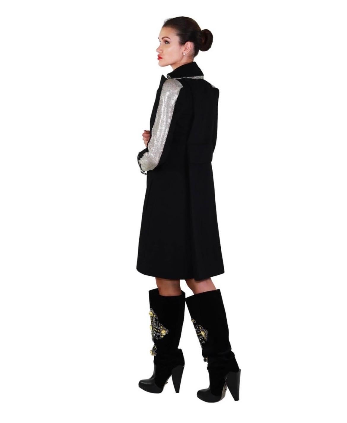 F/W 2012 Look n° 24nVersace Manteau plaqué en maille chaîne noire 38 - 2 en vente 3