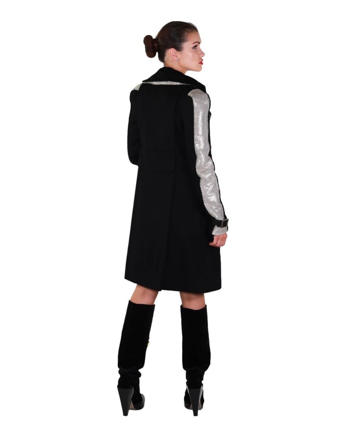 F/W 2012 Look n° 24nVersace Manteau plaqué en maille chaîne noire 38 - 2 en vente 4