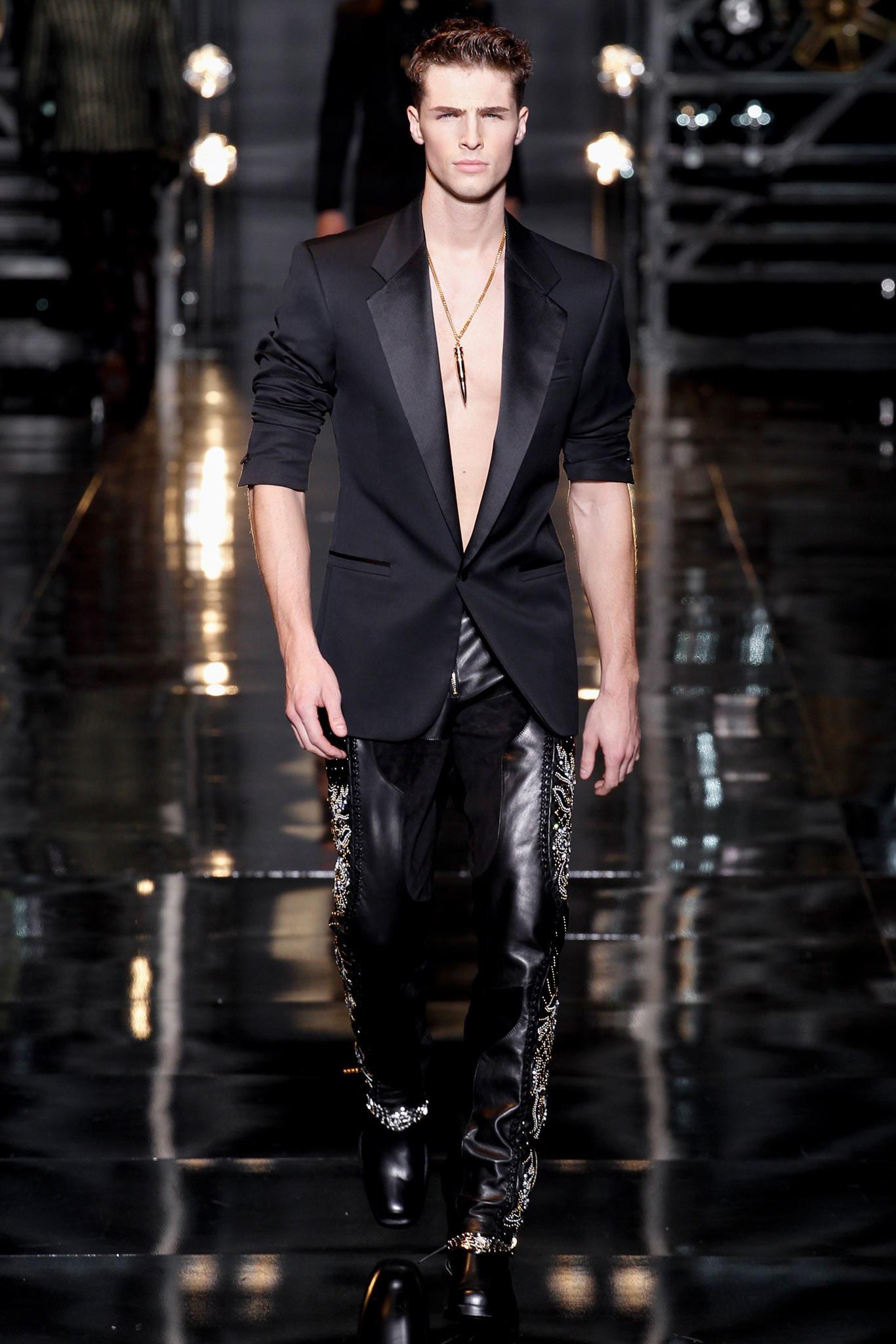 VERSACE 


Collection F/W 2014 Look #48 

Versace's boots encapsulate the house 's masculine style and embrace the current trend. 
Crafted from smooth leather . Finished with silver-tone Medusa plaque.

Leather lining
Leather sole 

Italy
Italian