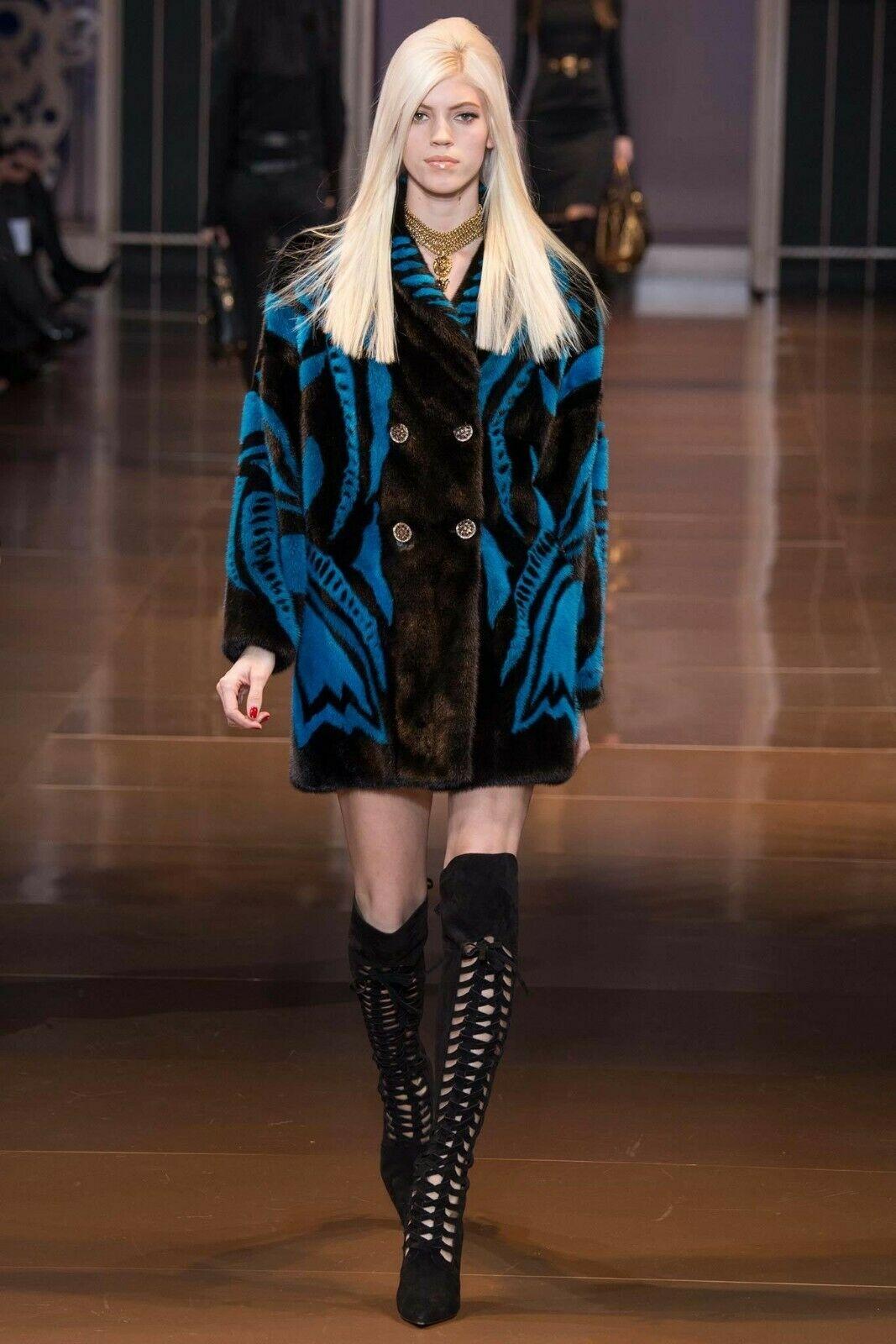 VERSACE 

Collection Automne/Hiver 2014 Look # 27

Bottes en daim à hauteur du genou, signées Versace 

un bout pointu, des détails découpés, une fermeture à lacets sur le devant, 

une fermeture à glissière latérale et un talon aiguille