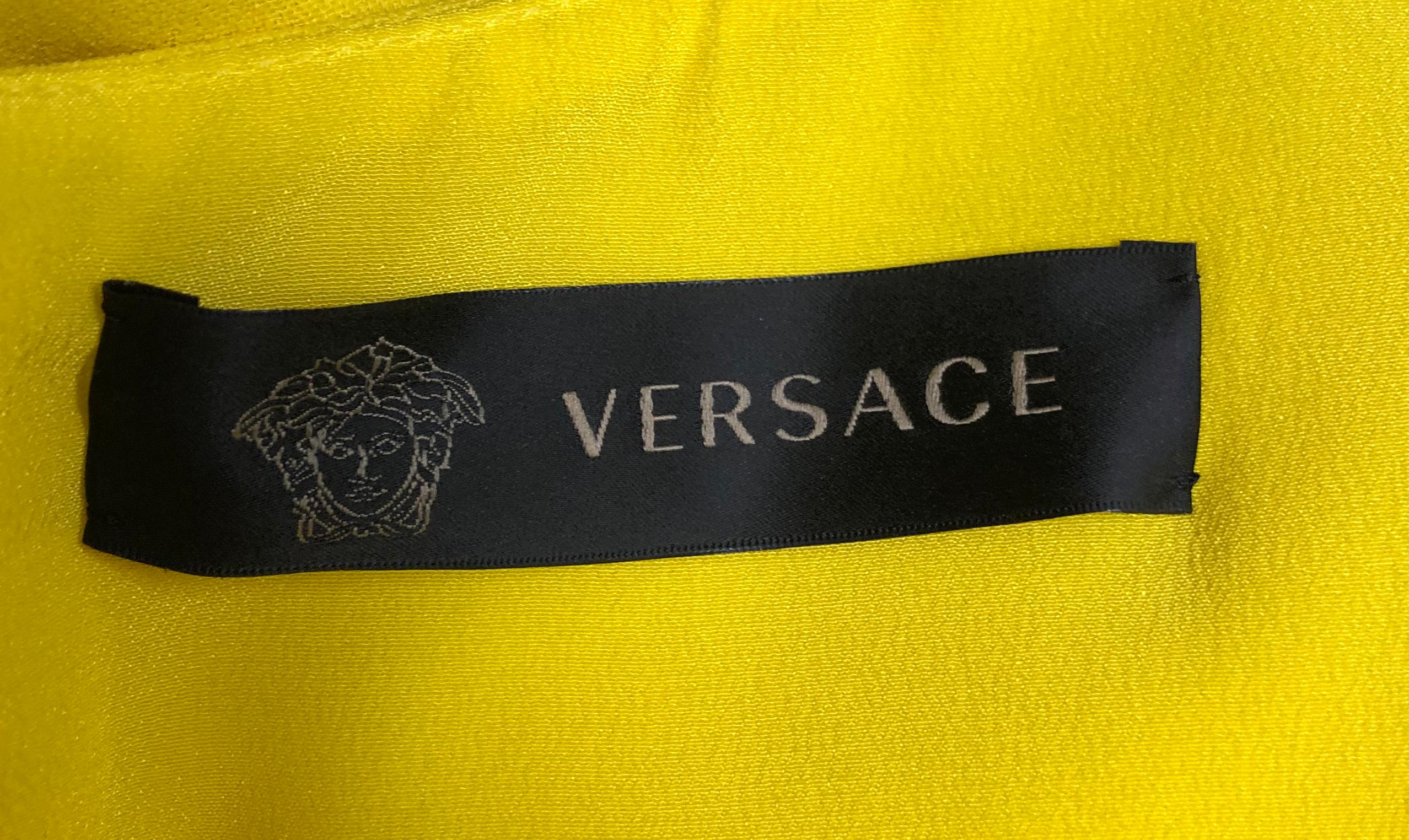 F/W 2015 Look #10 Versace Gelbes ärmelloses Kleid mit plissiertem Rock im Angebot 7